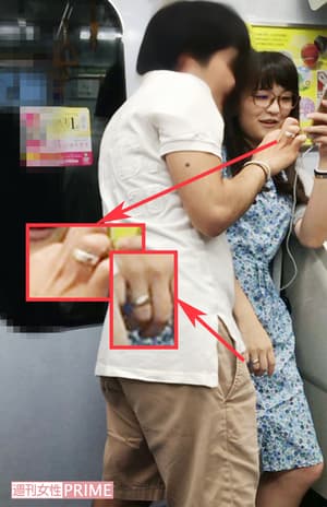 去年《週刊女性》曾拍到真子公主跟小室圭在電車上親暱約會,並且手戴對戒。(翻攝網路)