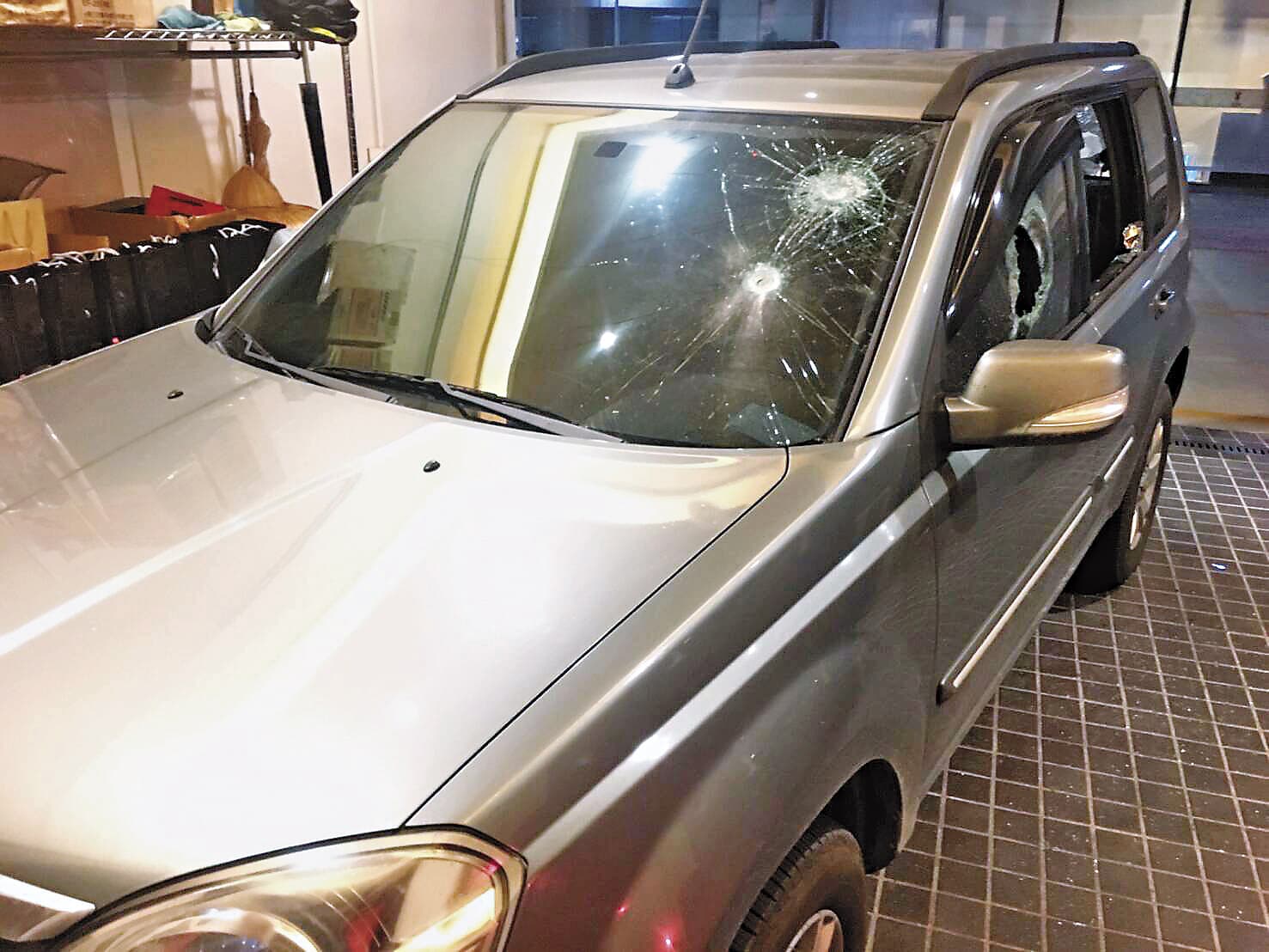 宋麗華司機的私人休旅車暫停在地下室,被蔡豪持球棒砸毀多面車窗。