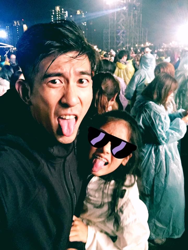 跟大女兒梧桐妹感情也超好的修杰楷,早已答應她帶她去看這部新片,父女倆雖然沒有血緣關係,卻跟親生沒兩樣。(翻攝自修杰楷臉書)