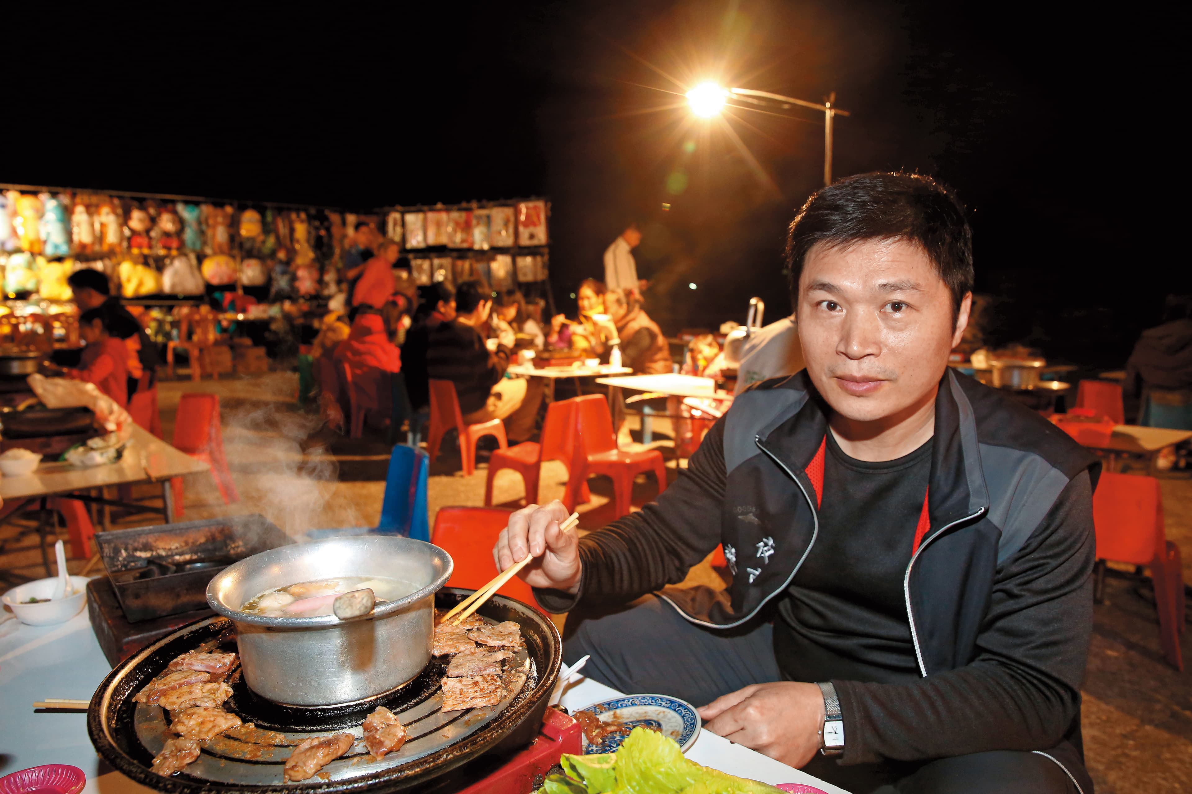 剛創業時,潘茂榮每天工作15個小時,如今他在夜市的火鍋攤位生意甚好。