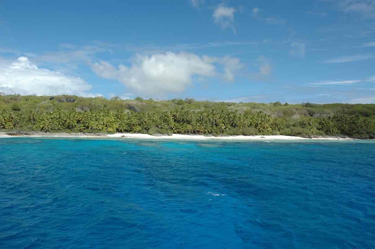 亨德森島被列入聯合國教科文組織的世界遺產名單,美麗如畫,如今卻堆積了成堆塑膠垃圾。(UNESCO)