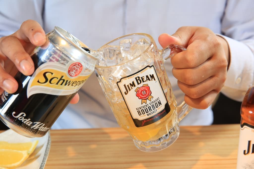 STEP4：將蘇打水沿著杯緣倒滿酒杯。