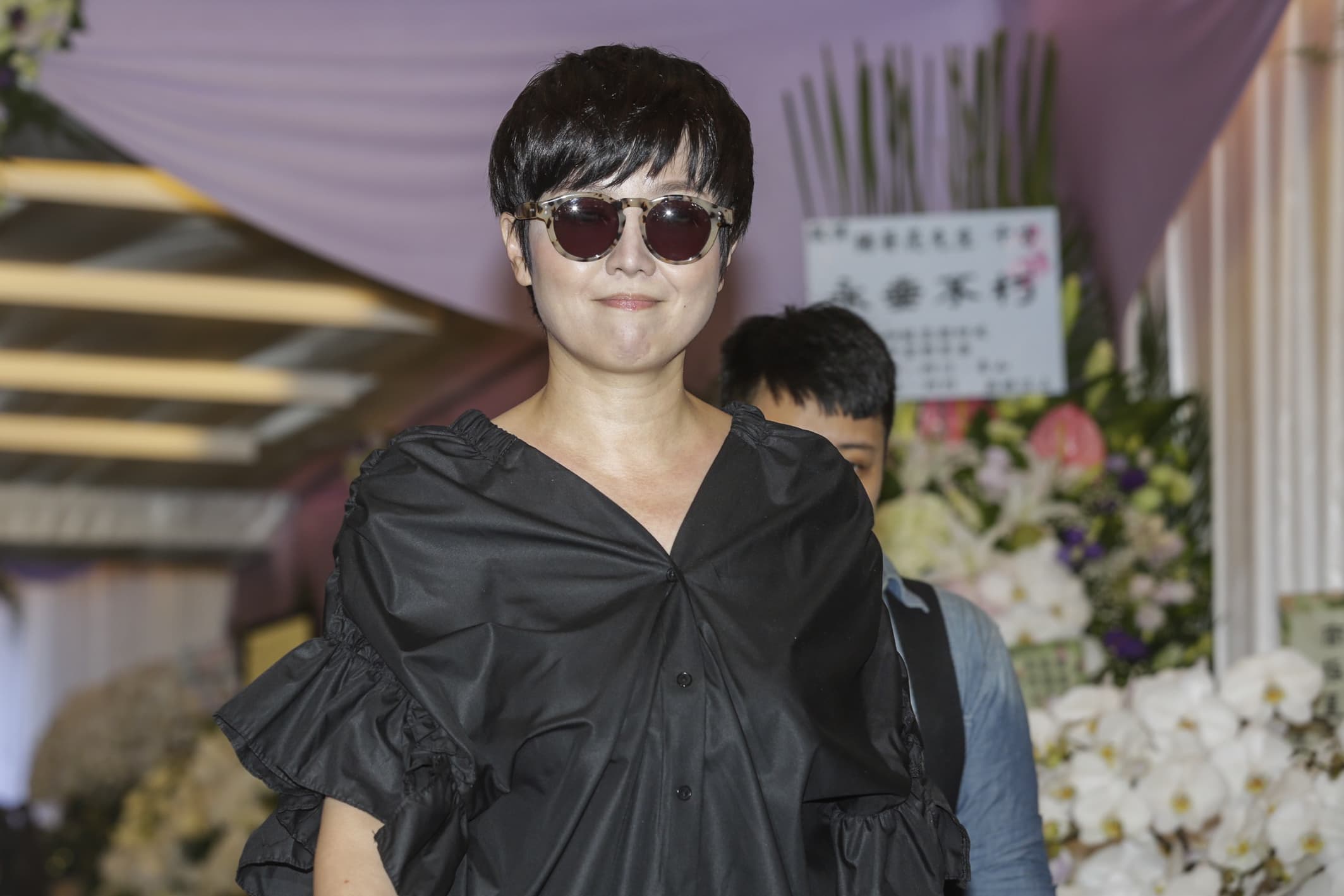 苗可麗弔唁豬哥亮,還透露豬哥亮要大家不要再送花了,改送現金比較好。