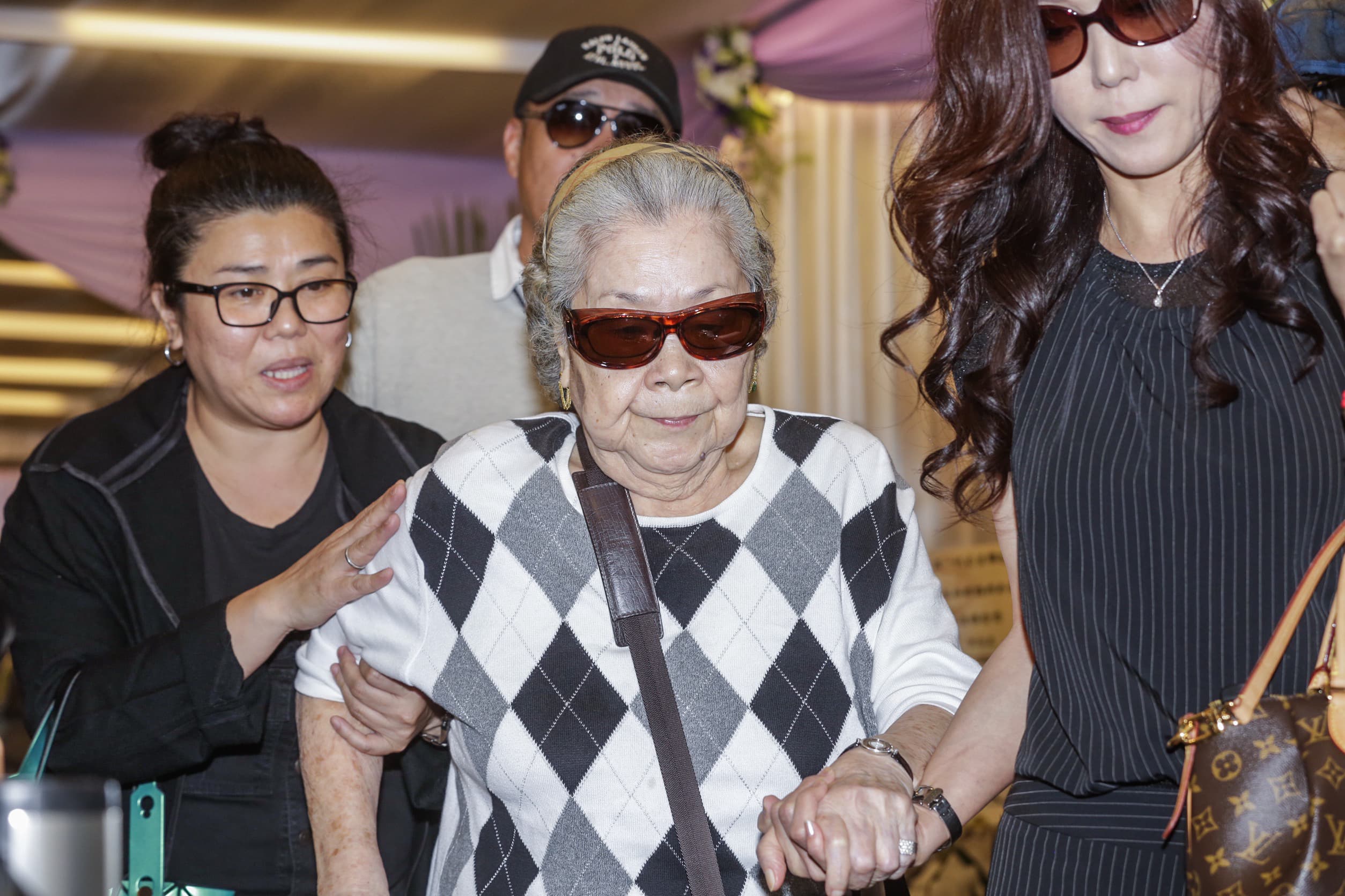 已高齡85歲的素珠阿姨,上香後心情哀痛婉拒受訪,在林美秀等人的攙扶下離開。
