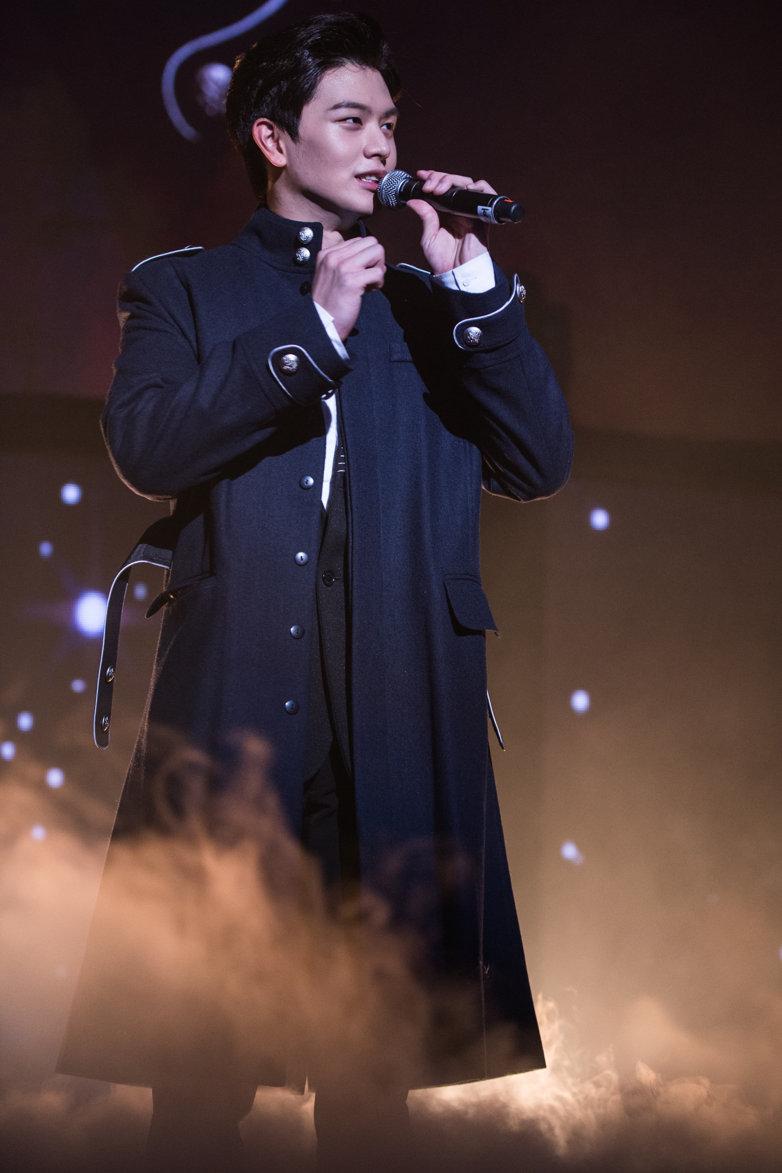 參與《鬼怪》演出的陸星材,在台上演出穿大衣走台步橋段,既帥氣又搞笑。