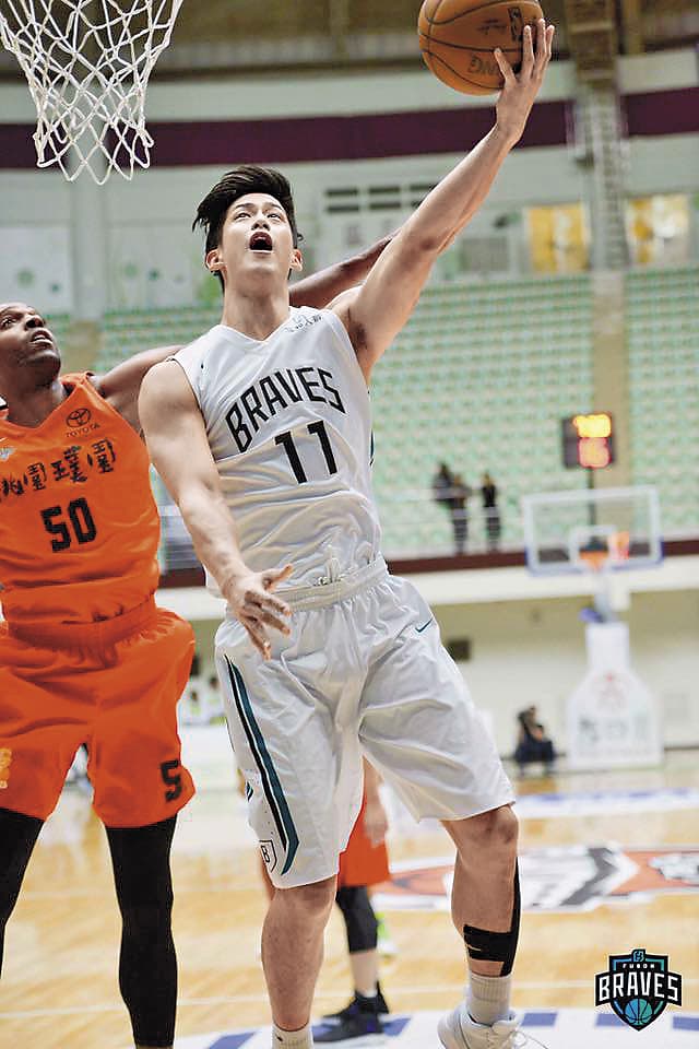 陳孝榮是富邦勇士隊的大前鋒,外型帥氣的他有「籃球天菜」的封號。(翻攝自陳孝榮臉書)