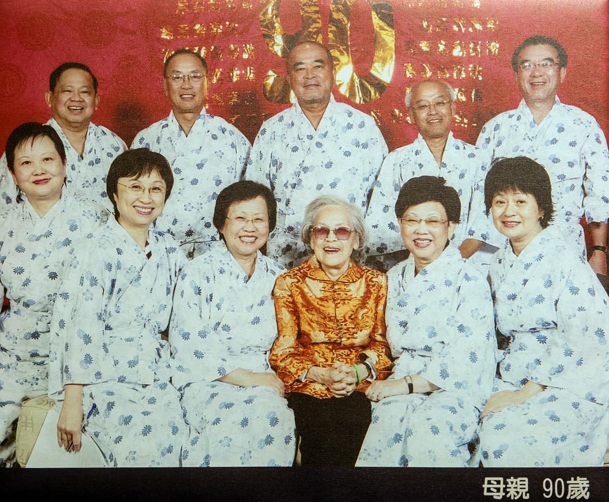 林泰生早年在母親林黃彩霞建議下投入童裝業。