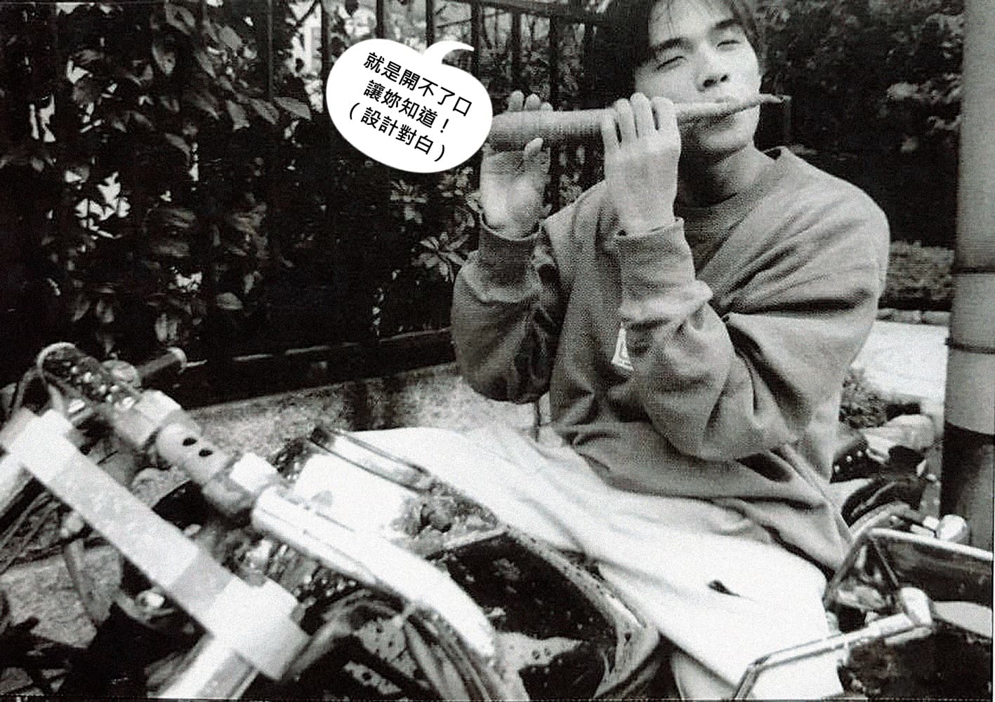 周杰倫po出一張吹紅蘿蔔的青少年照片,非常搞笑。(翻攝自周杰倫微博)