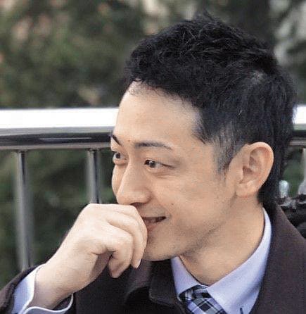 日籍西裝男名叫啟介,時常作西裝打扮,看來是個上班族。他按小胖的臉書貼文「愛心」按得很勤。(翻攝自有馬啟介臉書)
