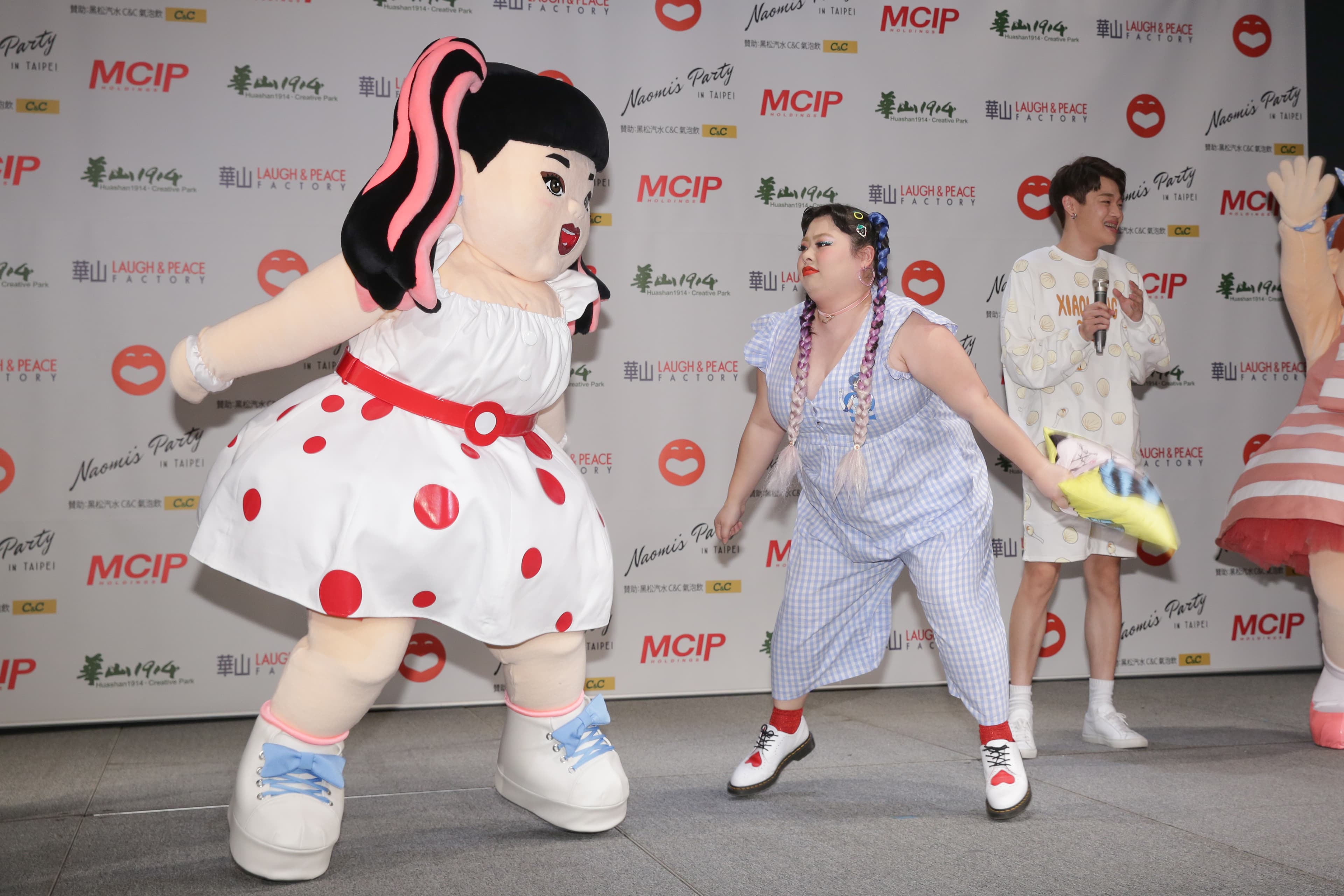 渡邊直美和NAOMI人偶尬起「抖抖舞」,讓全場笑聲不斷。
