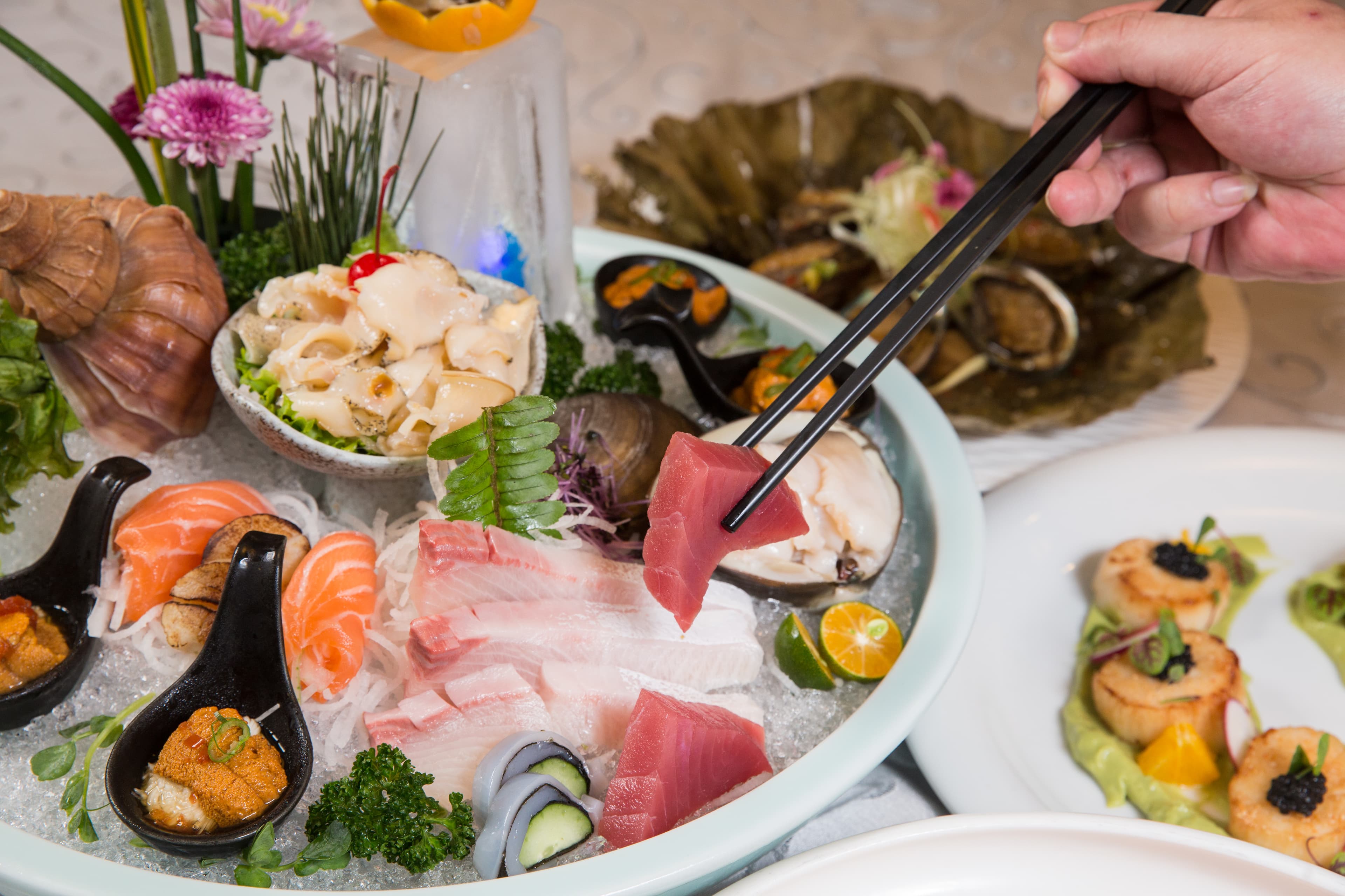 新東南的海鮮盤可以自己選擇食材,其中不乏日本進口北寄貝、日本香螺、加拿大海膽、台灣紅魽等。盤(4人份)/約1500元。
