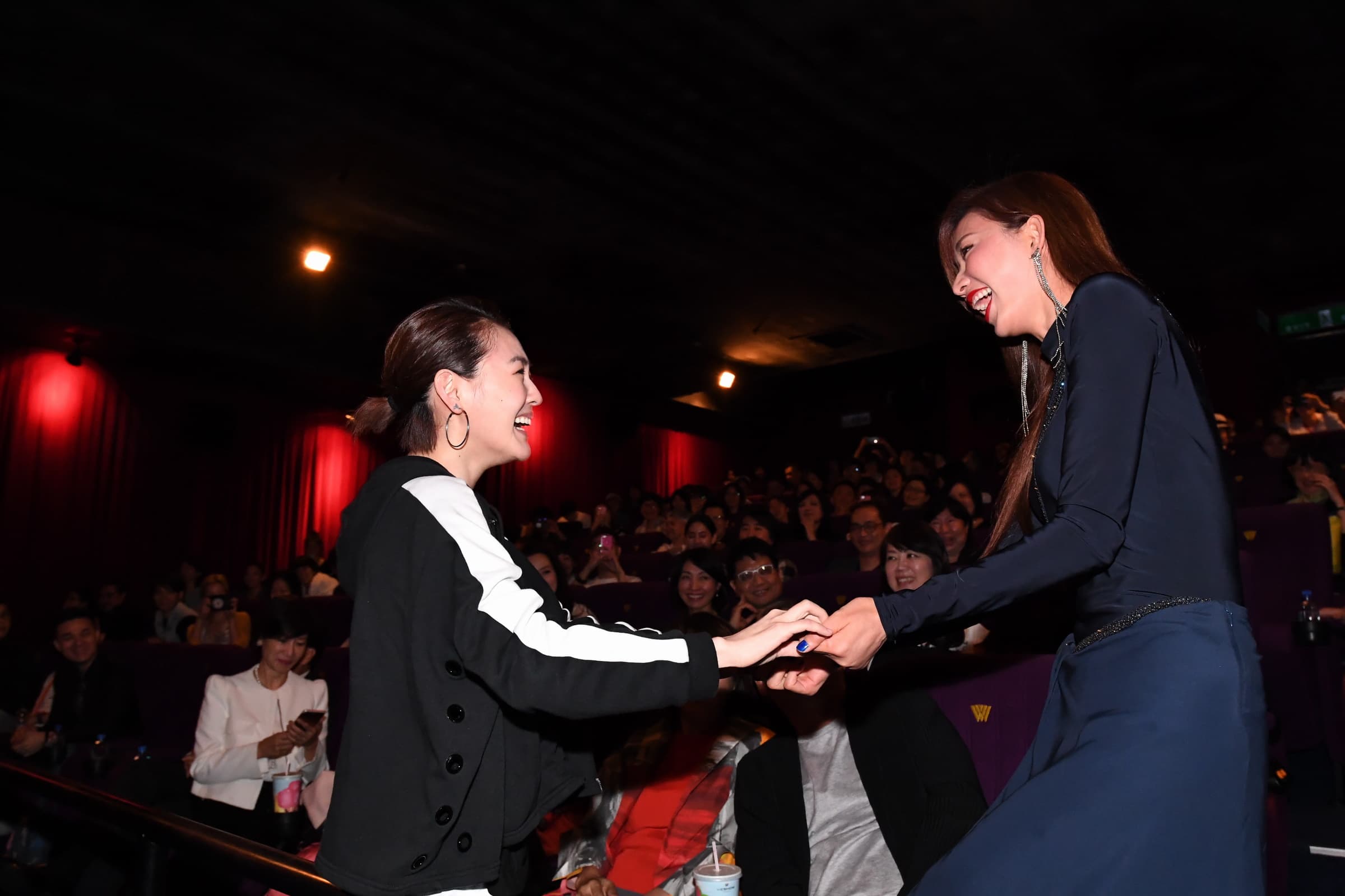 但首映結束時，林志玲卻突然現身。（翻攝自凱擘臉書粉絲頁）