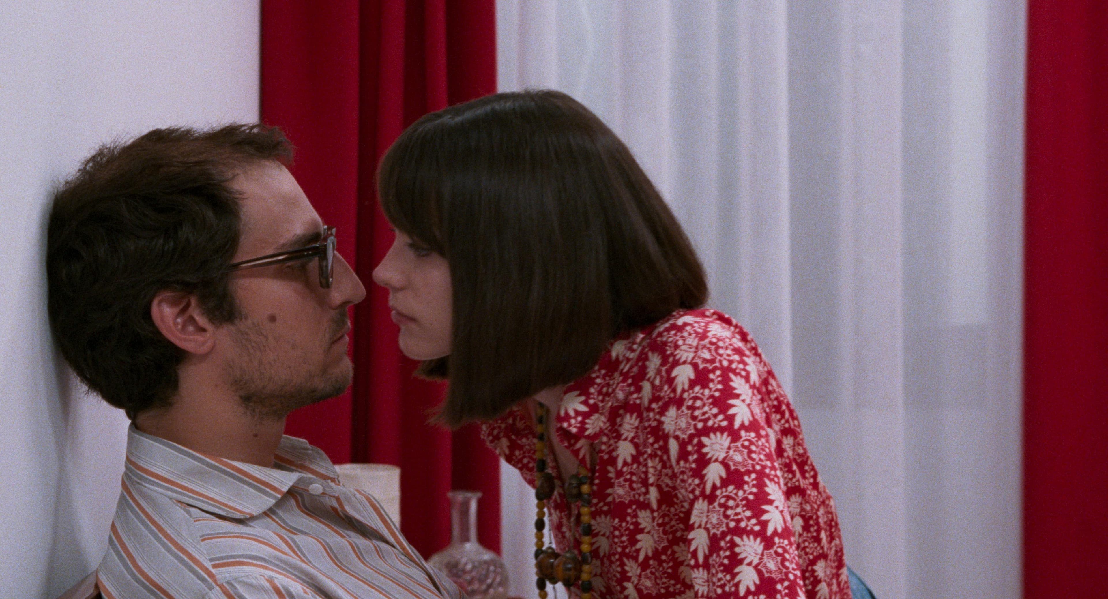 《情陷高達》再現了法國新浪潮大師高達(Jean-Luc Godard)與第二任妻子、女演員安娜維婭澤姆斯基(Anne Wiazemsky)的愛情故事及銀幕合作。