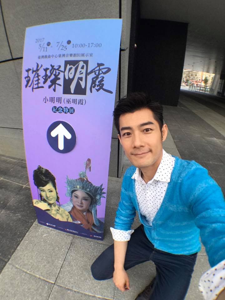 出發到大阪之前,施易男在臉書開直播為母親的「璀璨明霞—2017小明明(巫明霞)紀念特展」宣傳。