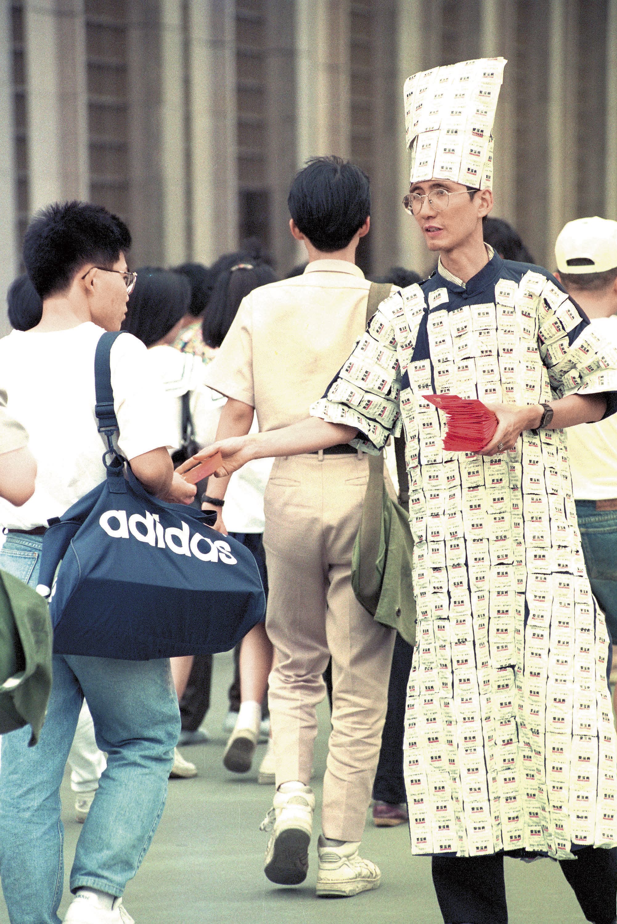 90年代初期，祁家威曾扮成全身以保險套裝飾的東方不敗，來吸引路人目光，趁機發送保險套、宣導愛滋防治。圖取自中央社