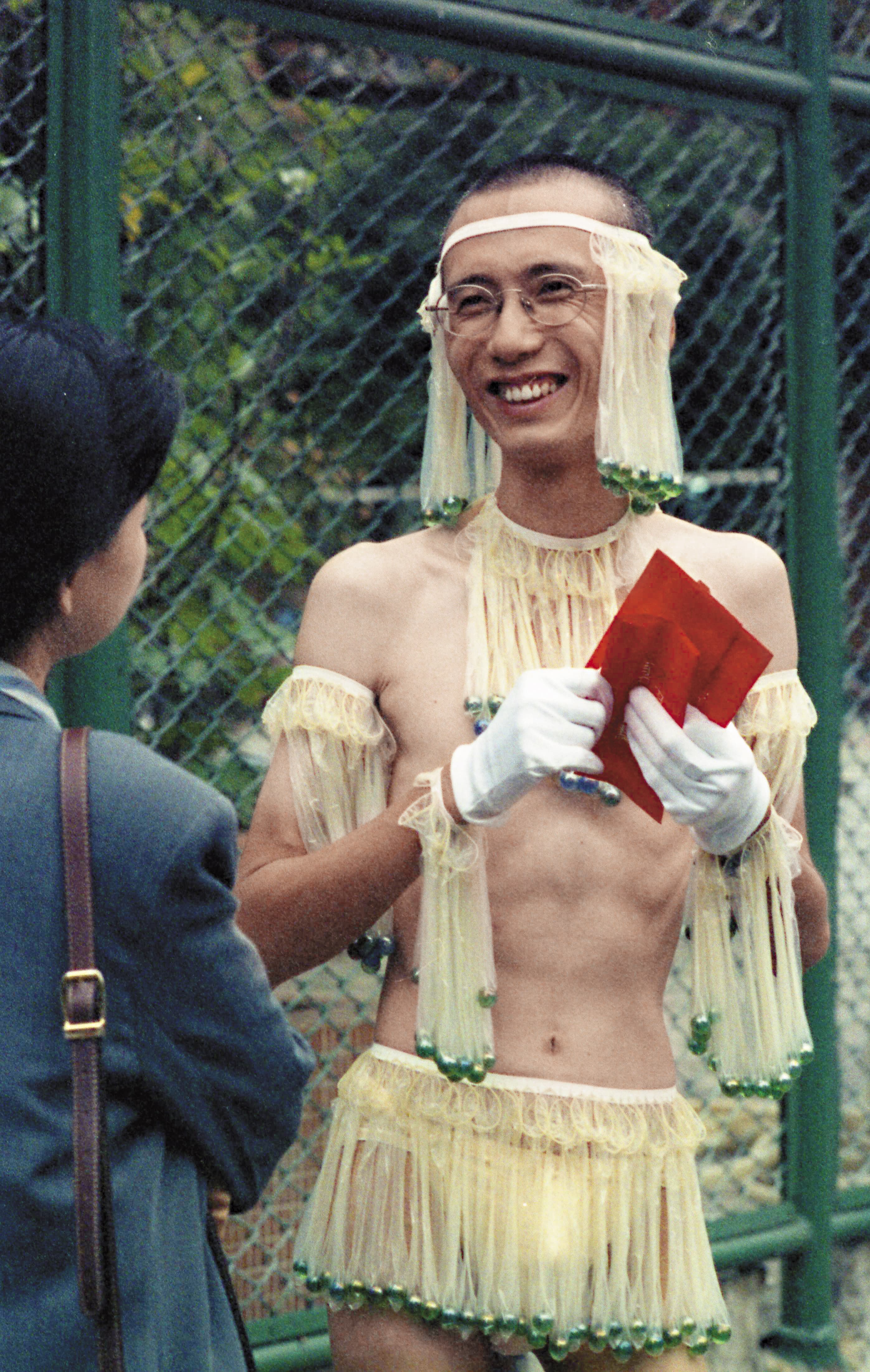 90年代初期,祁家威曾扮成埃及豔后造型,來吸引路人目光,趁機發送保險套、宣導愛滋防治。圖取自聯合知識庫