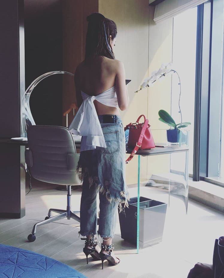 蔡依林展露美背時,在身旁的正是Peekaboo。