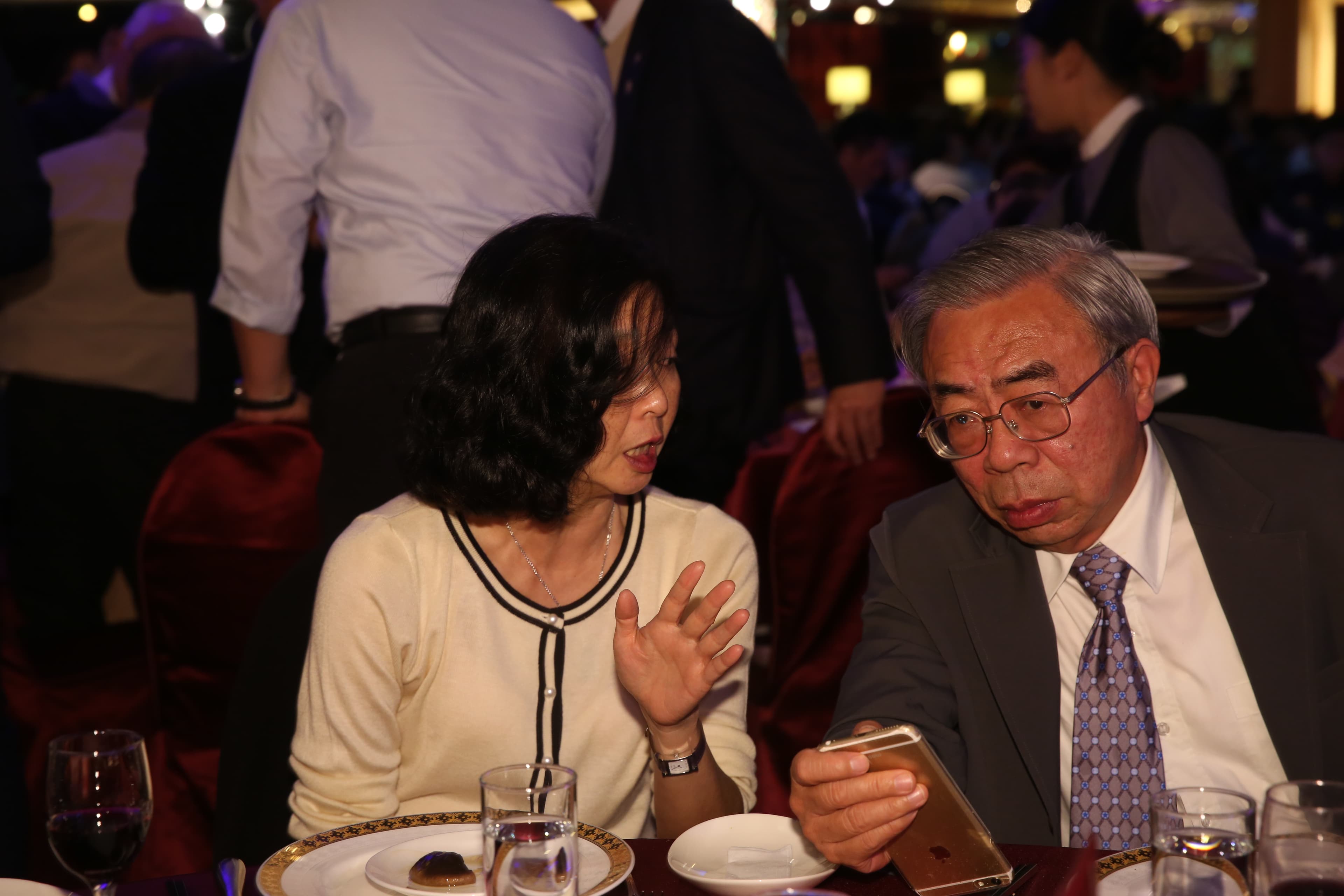 台塑越鋼廠終於在今(1日)完成首塊自製的扁鋼胚,台塑集團總裁王文淵(右)和副總裁王瑞華(左)兩人肯定點滴在心頭。