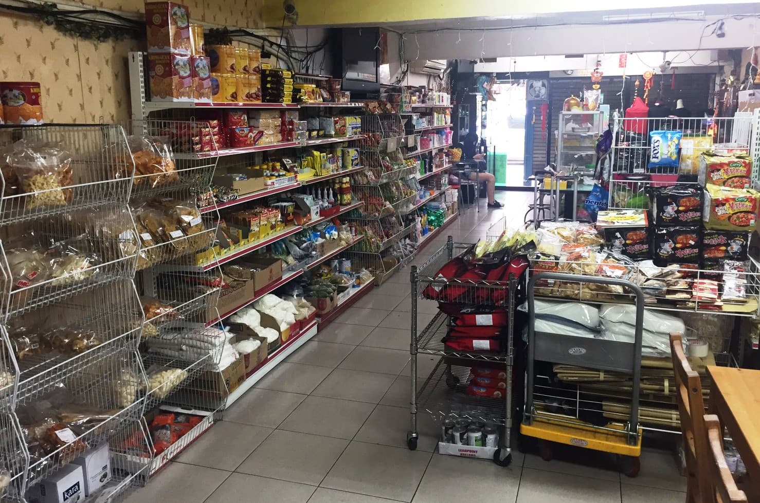 專營食品買賣的印尼商店，實則用合法掩護非法。