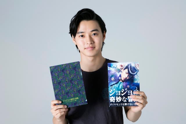 演員山崎賢人拿著電影特典,右邊媲美沙龍照的文件夾,真愛必(才敢)用。