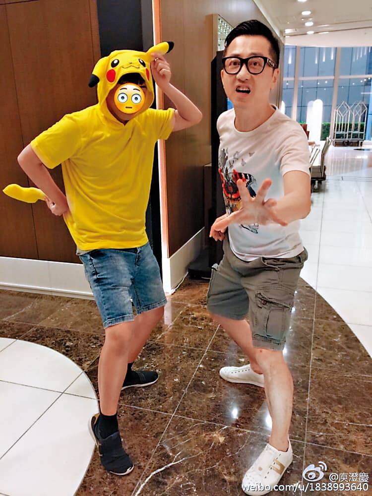 哈林(右)跟兒子小哈利(左)關係緊密,父子也一起同住一品大廈。(翻攝自庾澄慶微博)