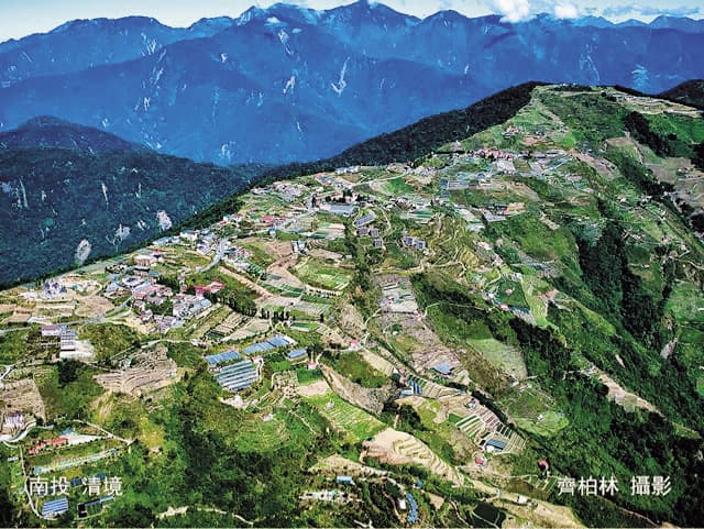 齊柏林的《看見台灣》拍出南投清境農場過度開發的情況。(翻攝網路,齊柏林攝)