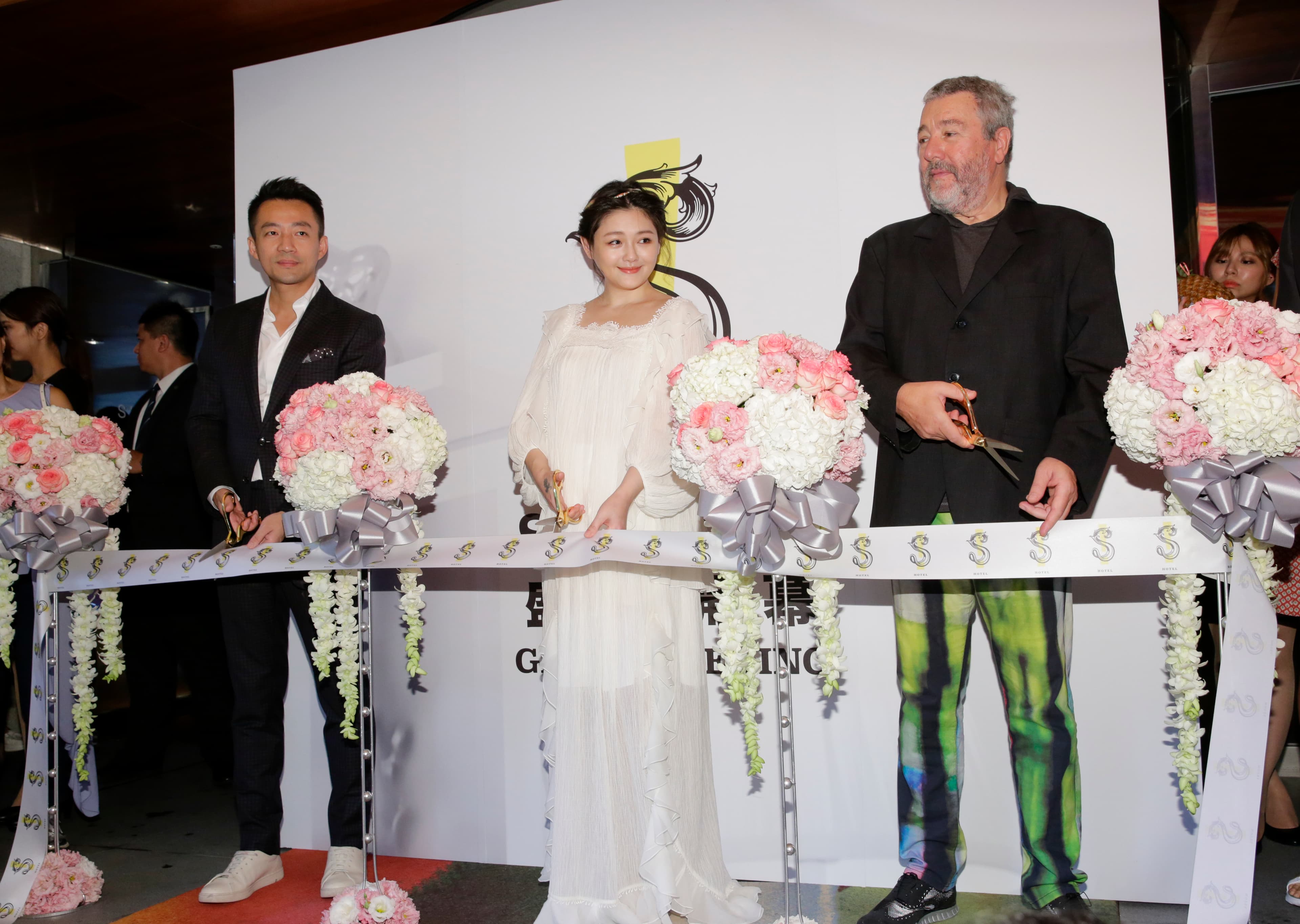 為慶祝飯店開幕，名設計師Philippe Starck（右）特來台站台。
