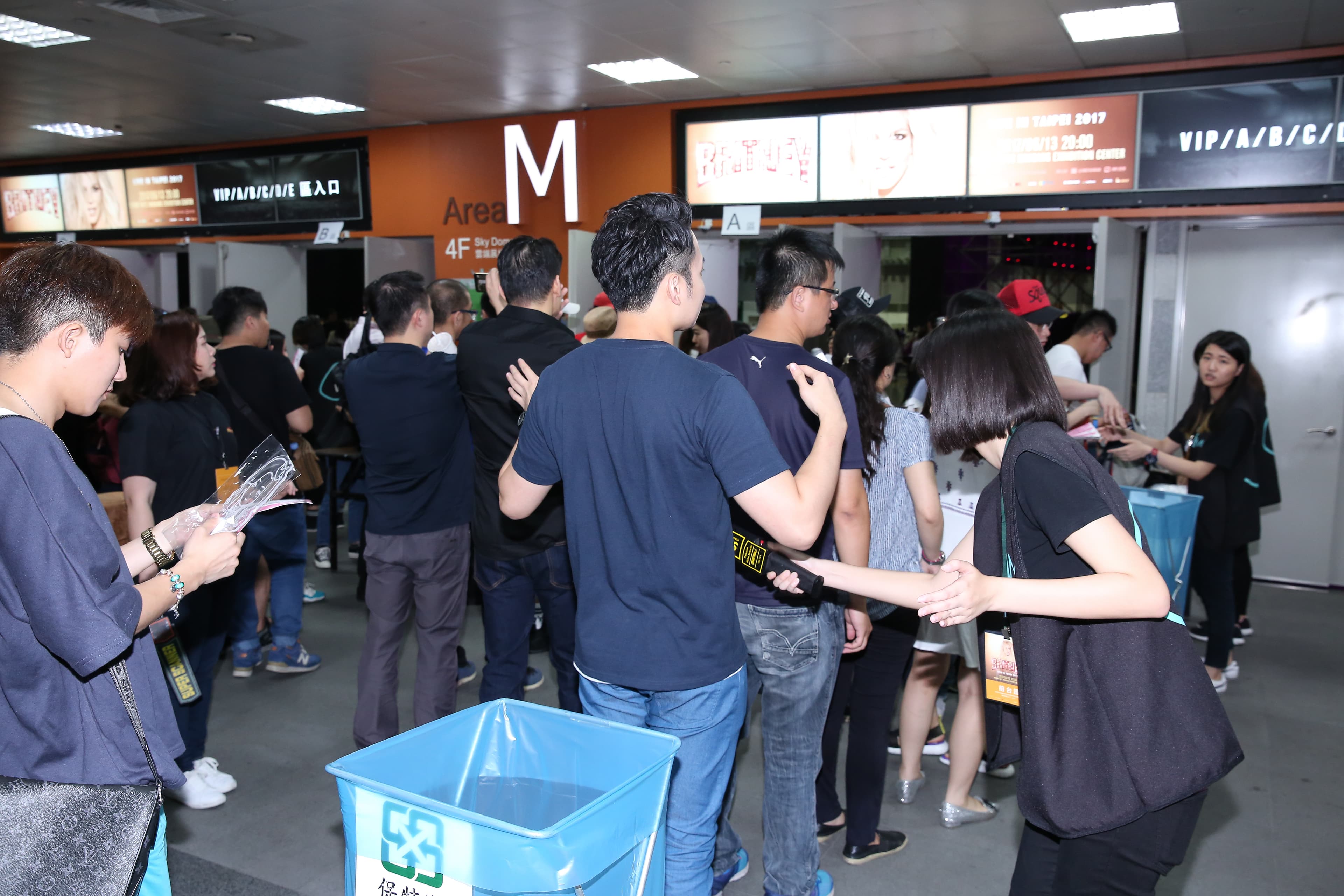 由於天雨加上進場還要安檢，使得入場速度緩慢，布蘭妮都開唱了還有許多歌迷趕不及進場。