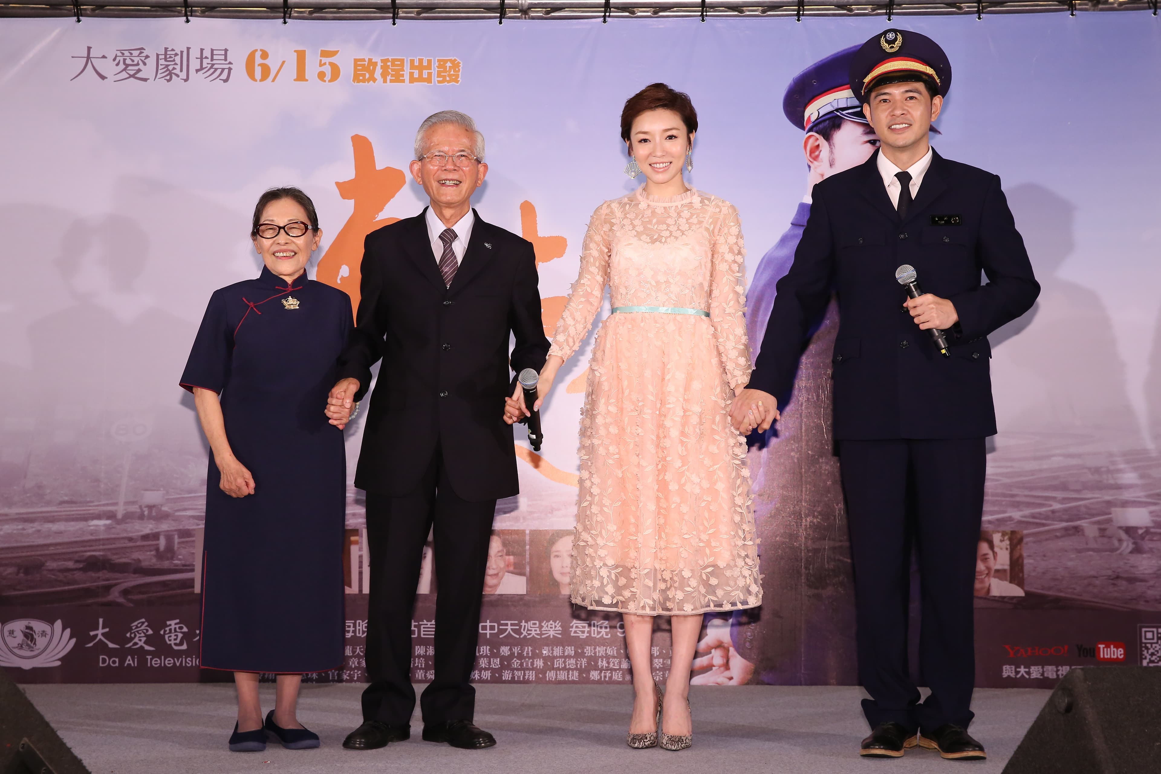 陳清標(左二)是第一位台籍台北車站站長,《車站人生》是以他故事改編而成,演員則有林可唯(右二)和黃玉榮(右)。