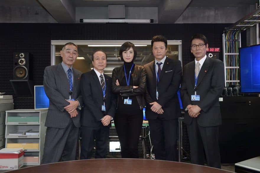 《緊急審問室》揭露了許多日本社會問題,包括老人孤獨、歧視女性,以警方的官僚結構等等。