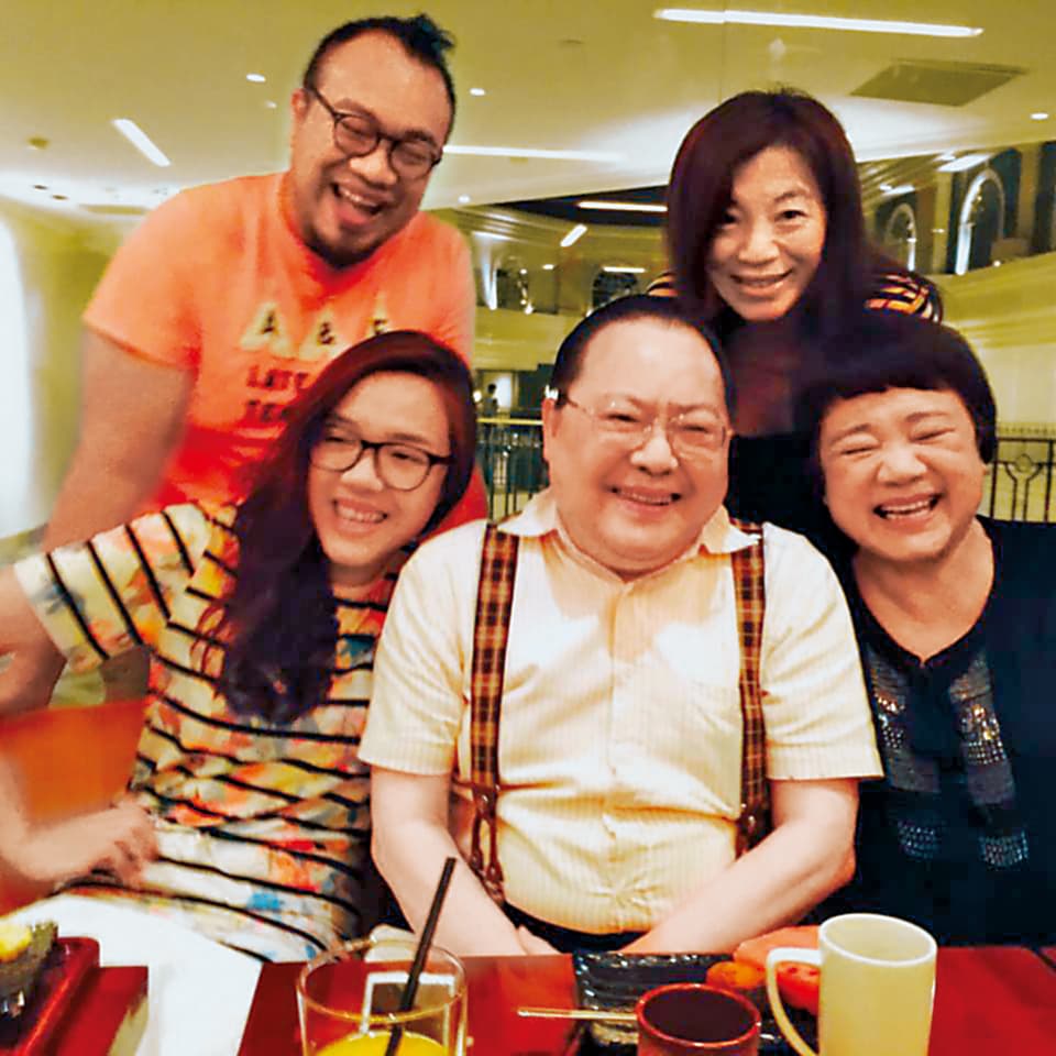 葉天倫(後排左至右)與姐姐葉綺玲、妹妹葉丹青(前排左至右)、父親葉金勝、母親潘鳳珠,一家人撐起家族影視公司。(葉天倫提供)