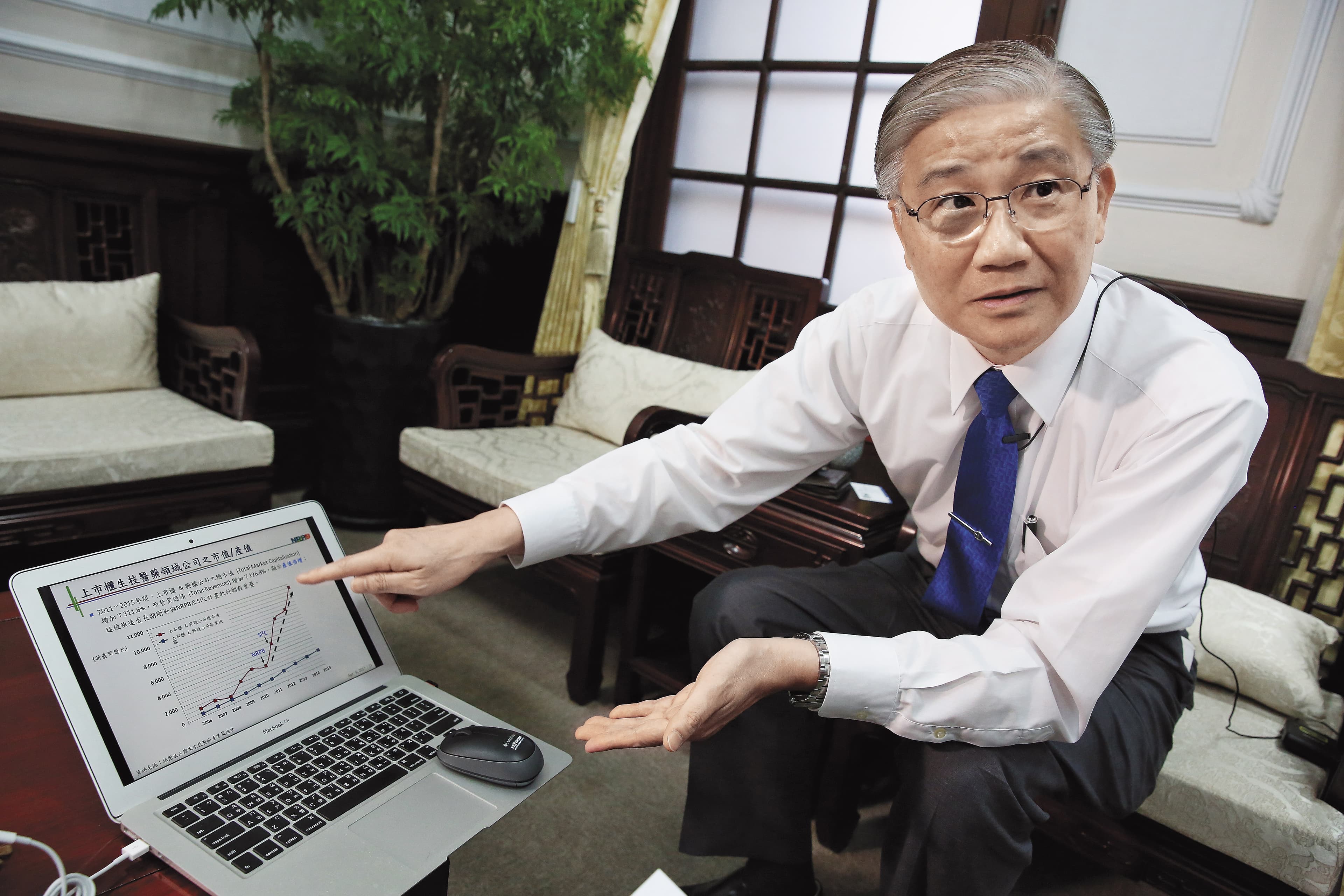 台大校長楊泮池接受本刊專訪時提及,生技產業市值一直飆高,但產值卻仍是低度成長。
