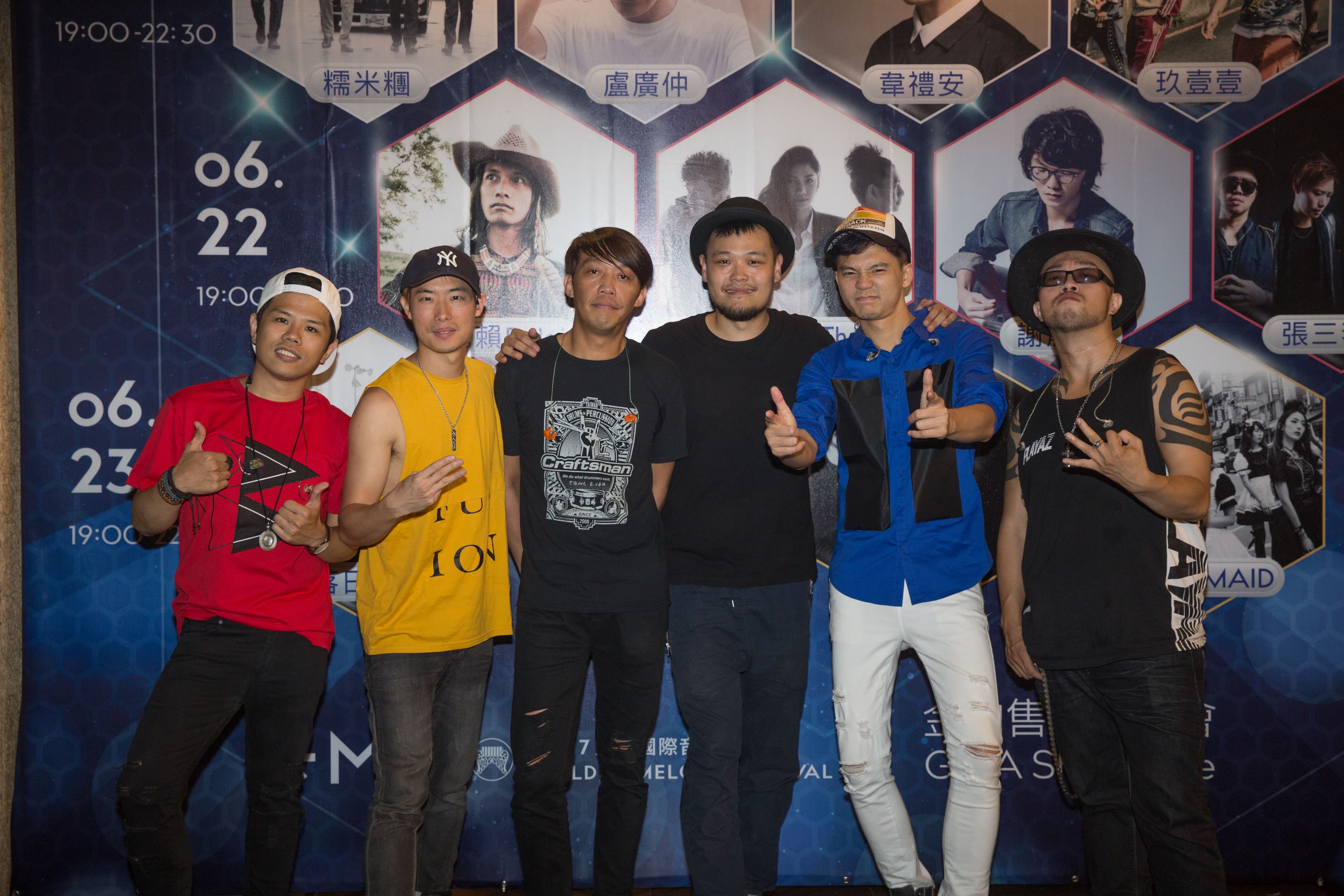 張三李四於金曲國際音樂節開唱,請到蘇打綠阿福(右三)及董事長樂團鼓手Micky(左三)助陣。