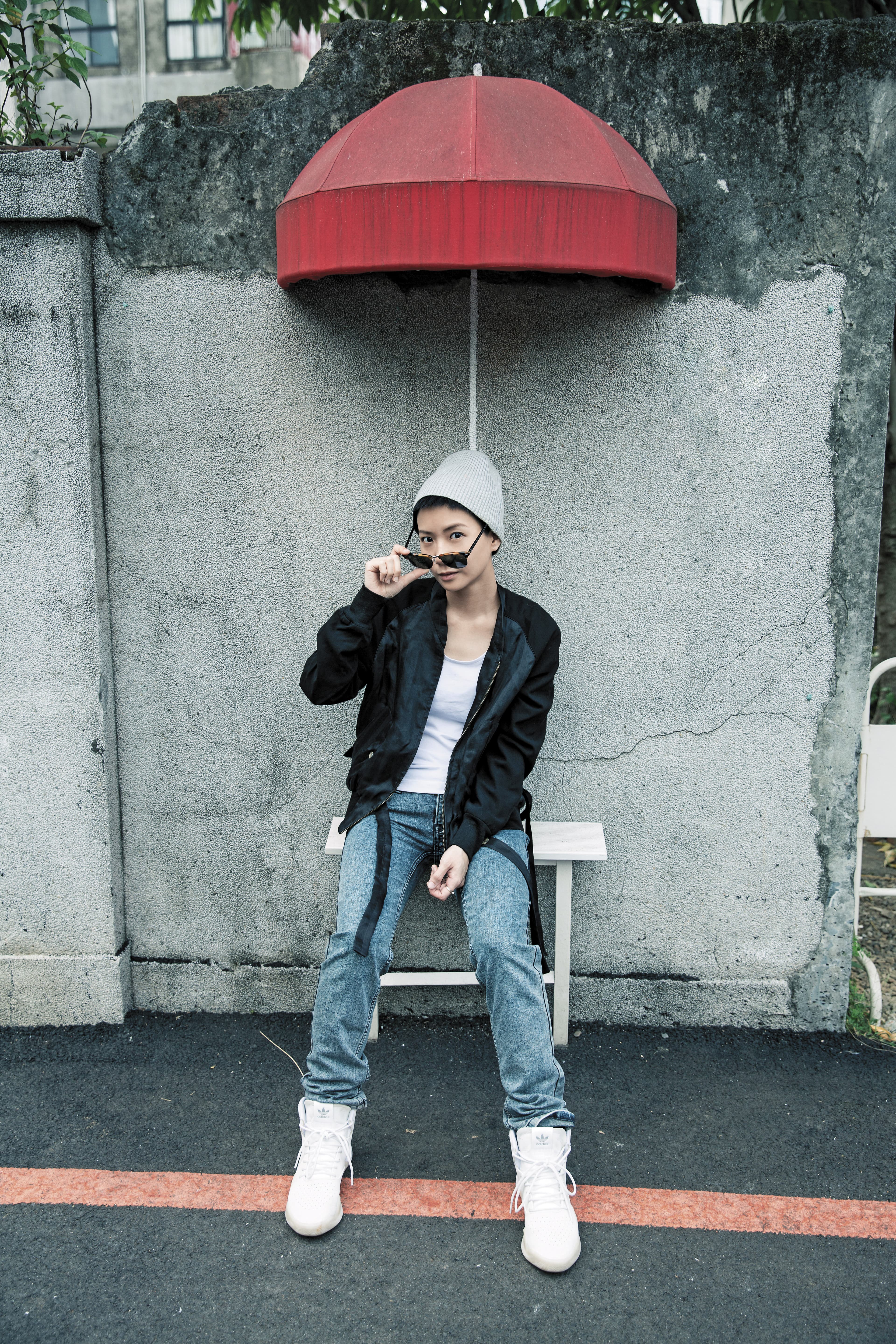 Song for the Mute外套，約NT$12,000。Lee單寧長褲，約NT$2,400。adidas球鞋，廠商贈送。
