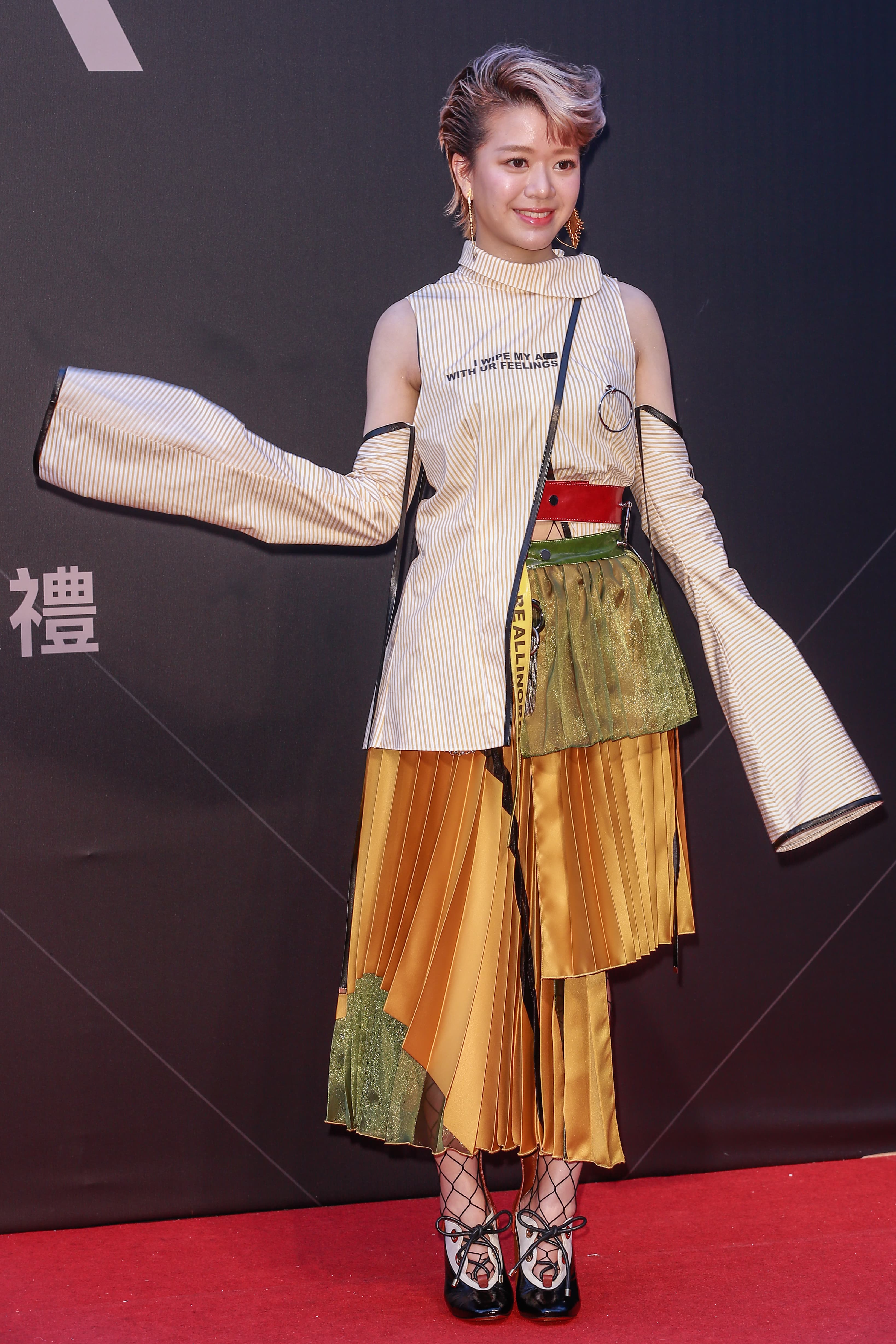 入圍最佳新人獎的郭修彧穿上紐約獨立設計師品牌Han Wen禮服。