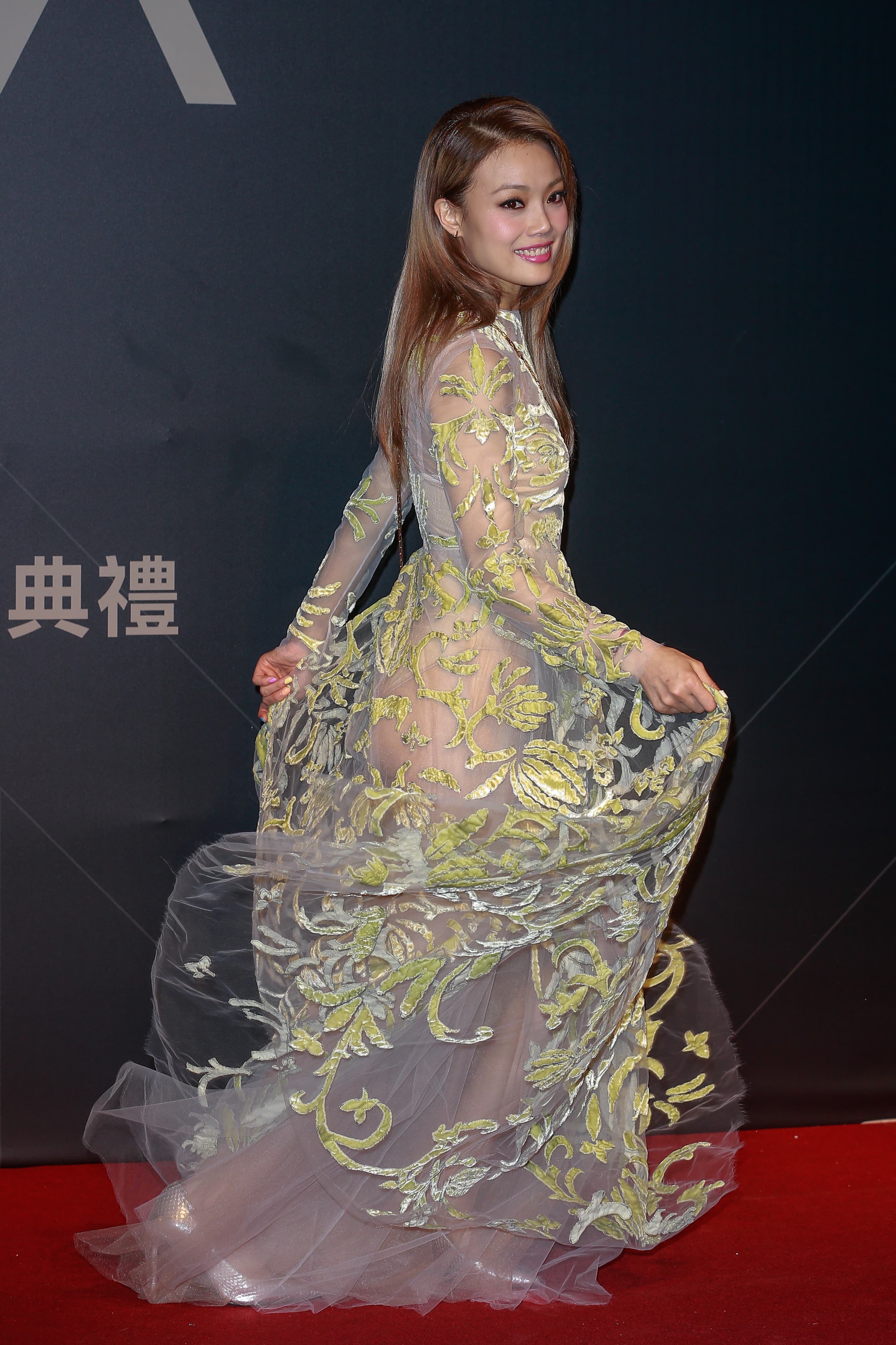 香港女星容祖兒透露這次盛裝打扮,就是想搶紅毯最美。
