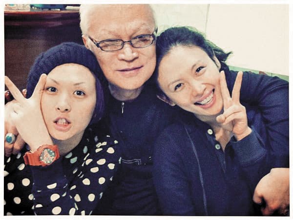魏如萱(右)與妹妹魏如昀(左)都是歌手,父親(中)是竹聯幫太極堂堂主魏懷良,已於6月初過世。(翻攝自魏如萱臉書)