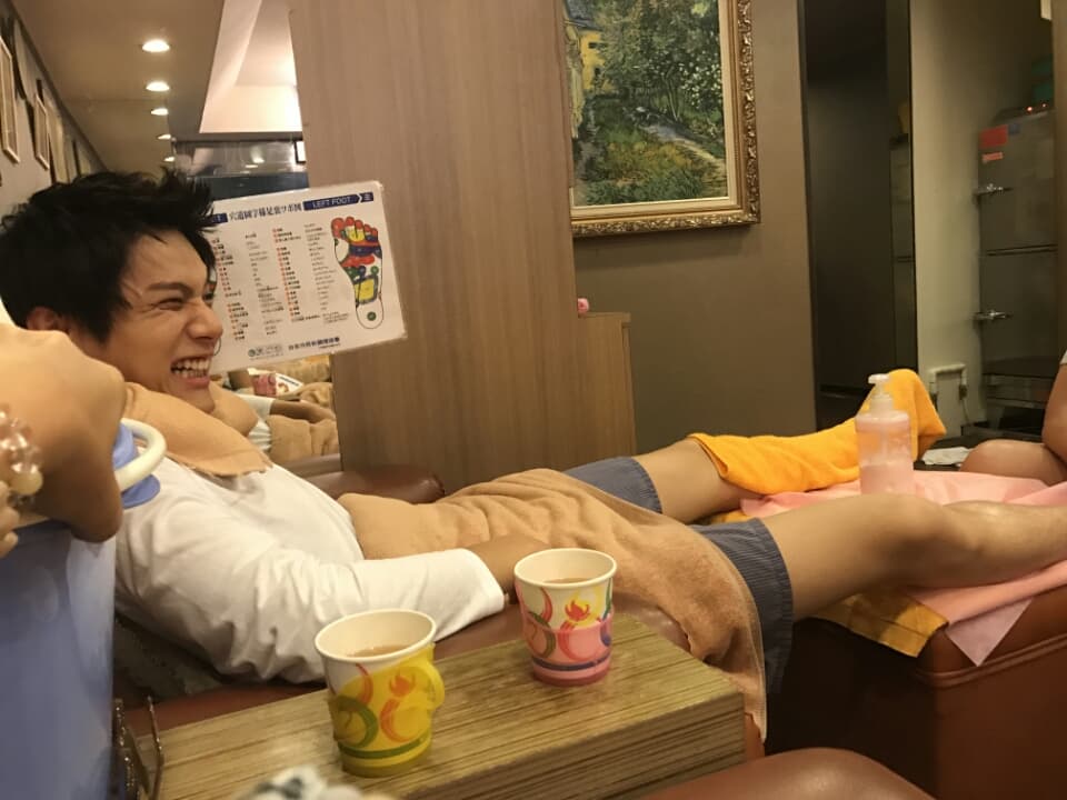 中川大志嘗試腳底按摩,被按得哇哇叫。(網路圖片)