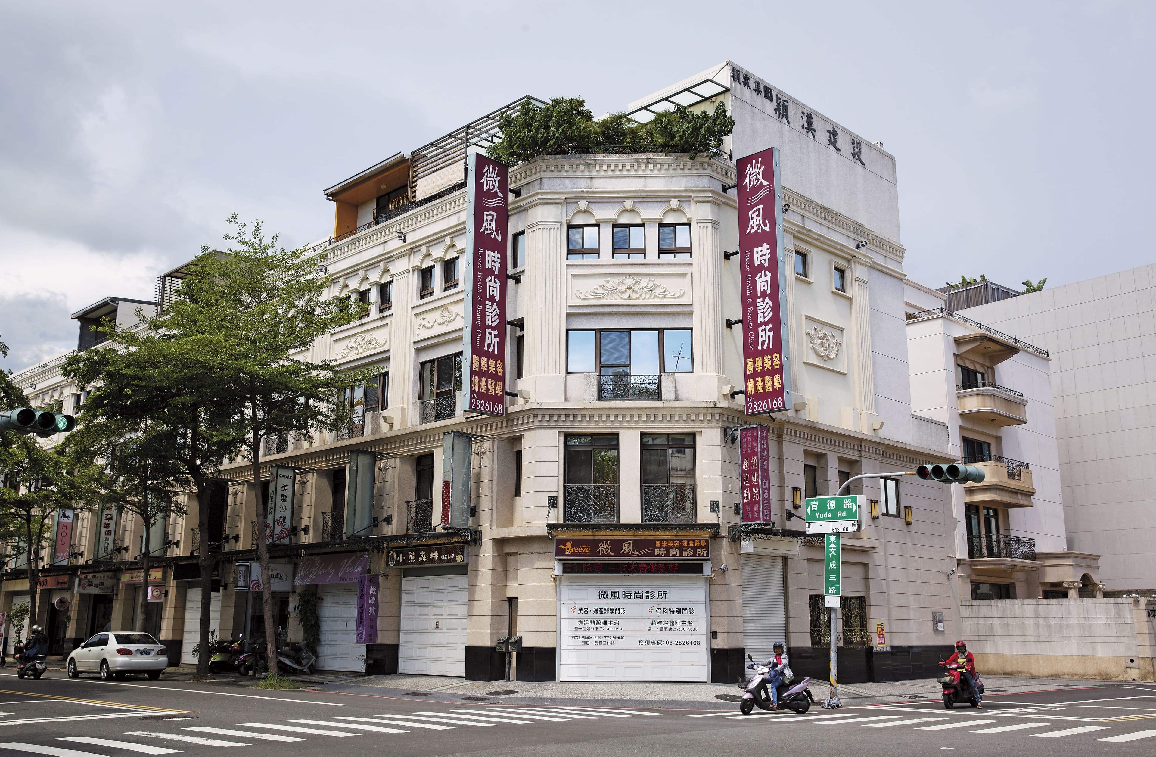 趙建銘除任職台南麻豆新樓醫院，也在弟弟趙建勳的醫美診所看診。