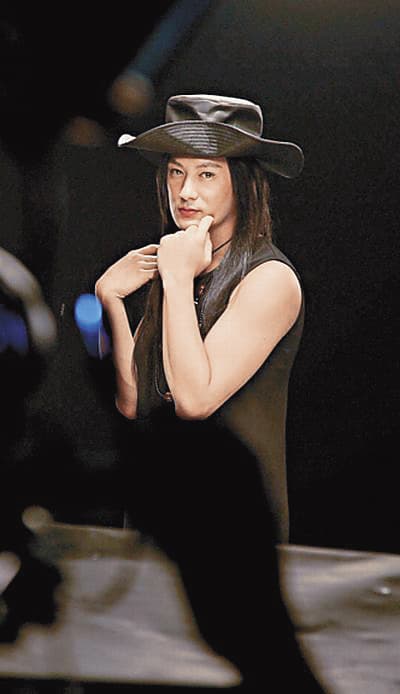 余文戴上長假髮、穿長裙,還變換辮子造型。