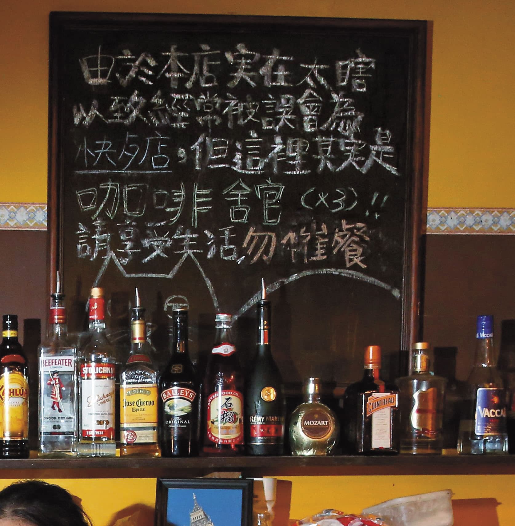 避免新客人踩到老闆地雷,店內幾塊看板寫了警語:「不要催餐。」「吃飯就是要等。」