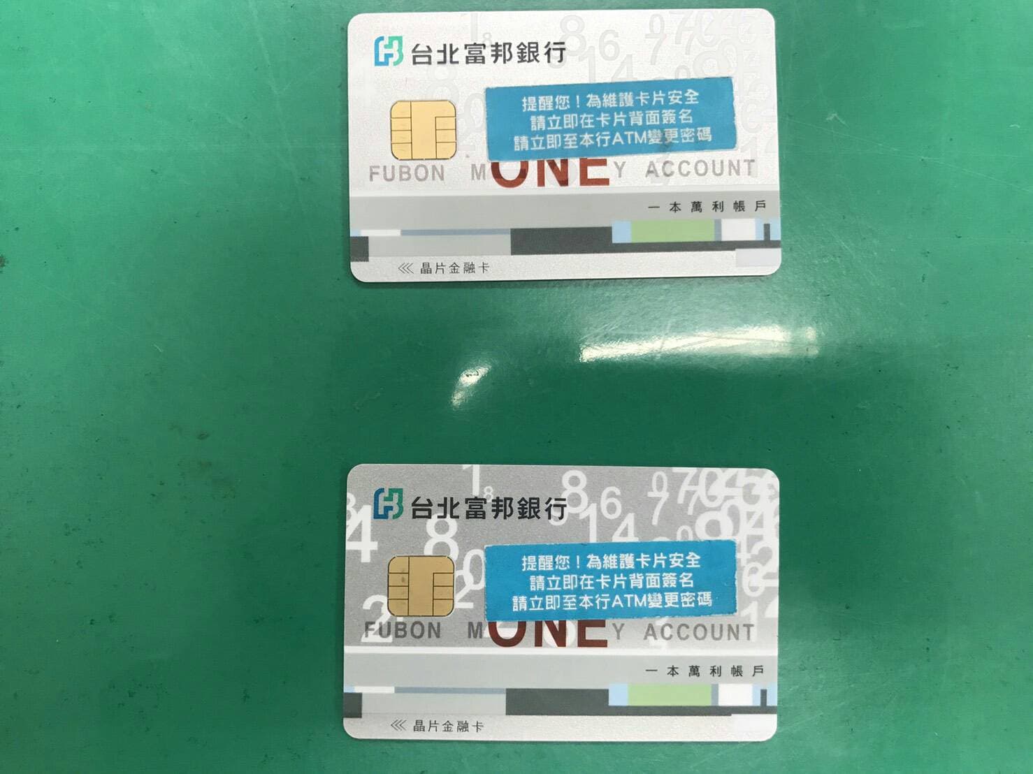 少年遭詐騙集團吸收,成為車手向老翁拿取提款卡。
