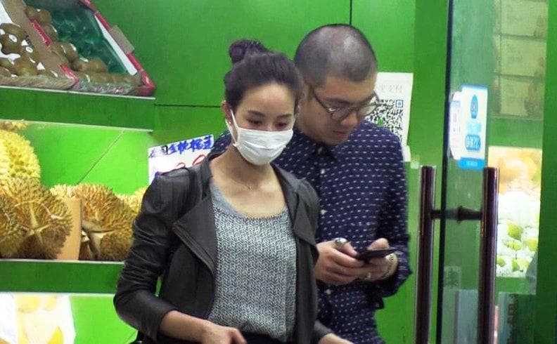 張鈞甯與考試院前院長關中的前女婿林哲樂上個月被拍到在上海約會,並甜蜜逛水果攤。(翻攝網路)