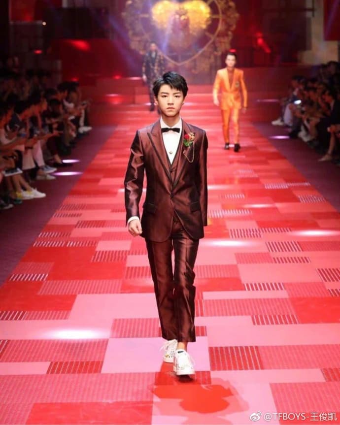 王俊凱6月受邀擔任Dolce & Gabbana 2018春夏米蘭時裝周開場模特兒。(翻攝自王俊凱微博)