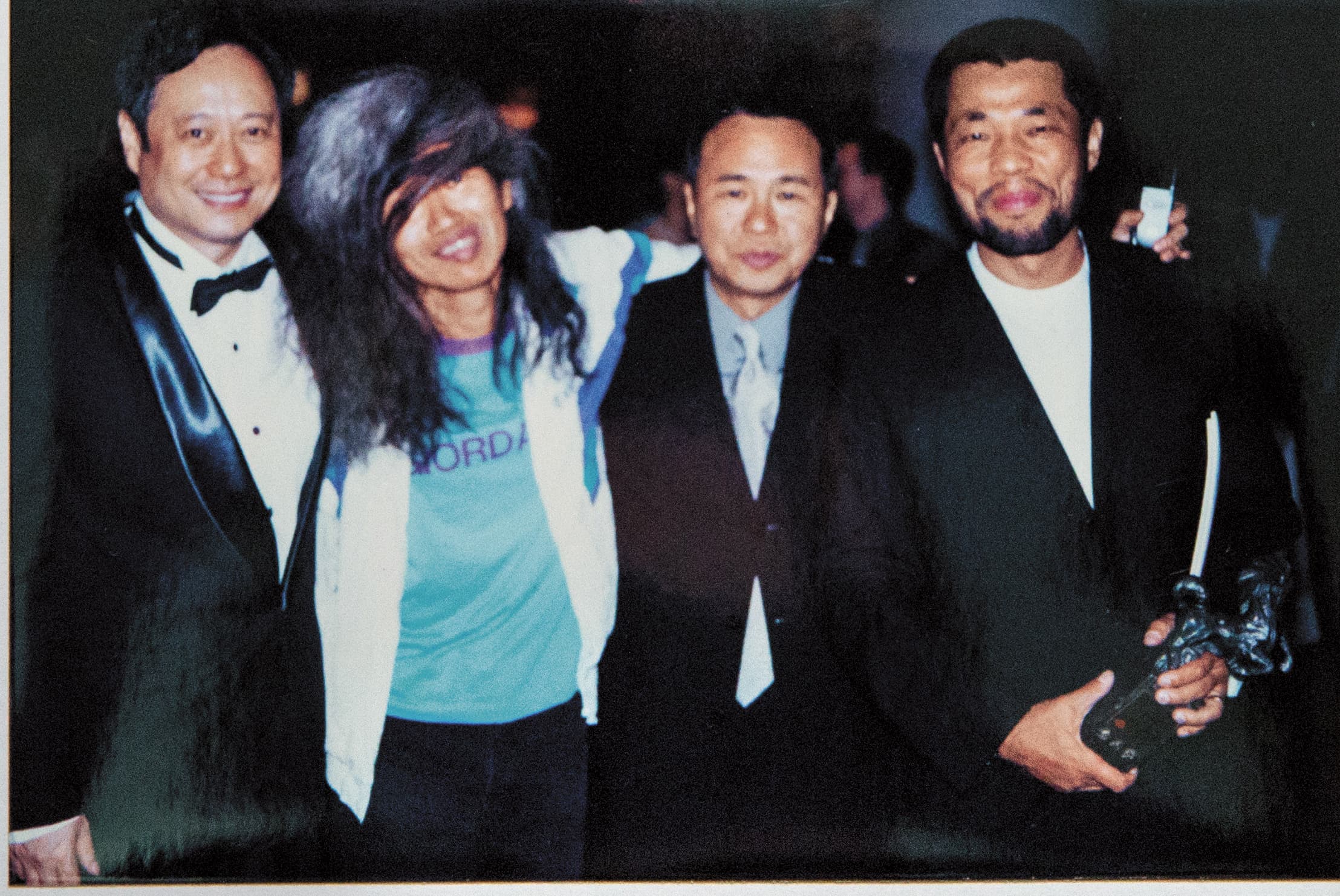李幼鸚鵡鵪鶉(左2)與侯孝賢(右2)合影,李安(左1)與李屏賓(右1)也前來湊熱鬧,足見他在電影圈的好人緣。