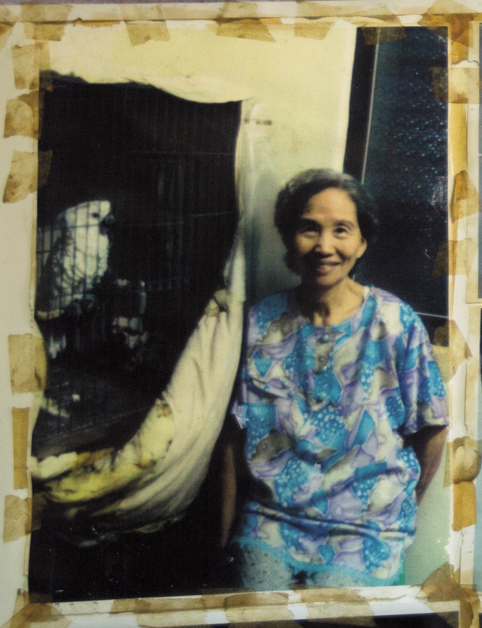 李幼鸚鵡鵪鶉的母親嚴清華,75歲時與鸚鵡合影。(李幼鸚鵡鵪鶉提供)