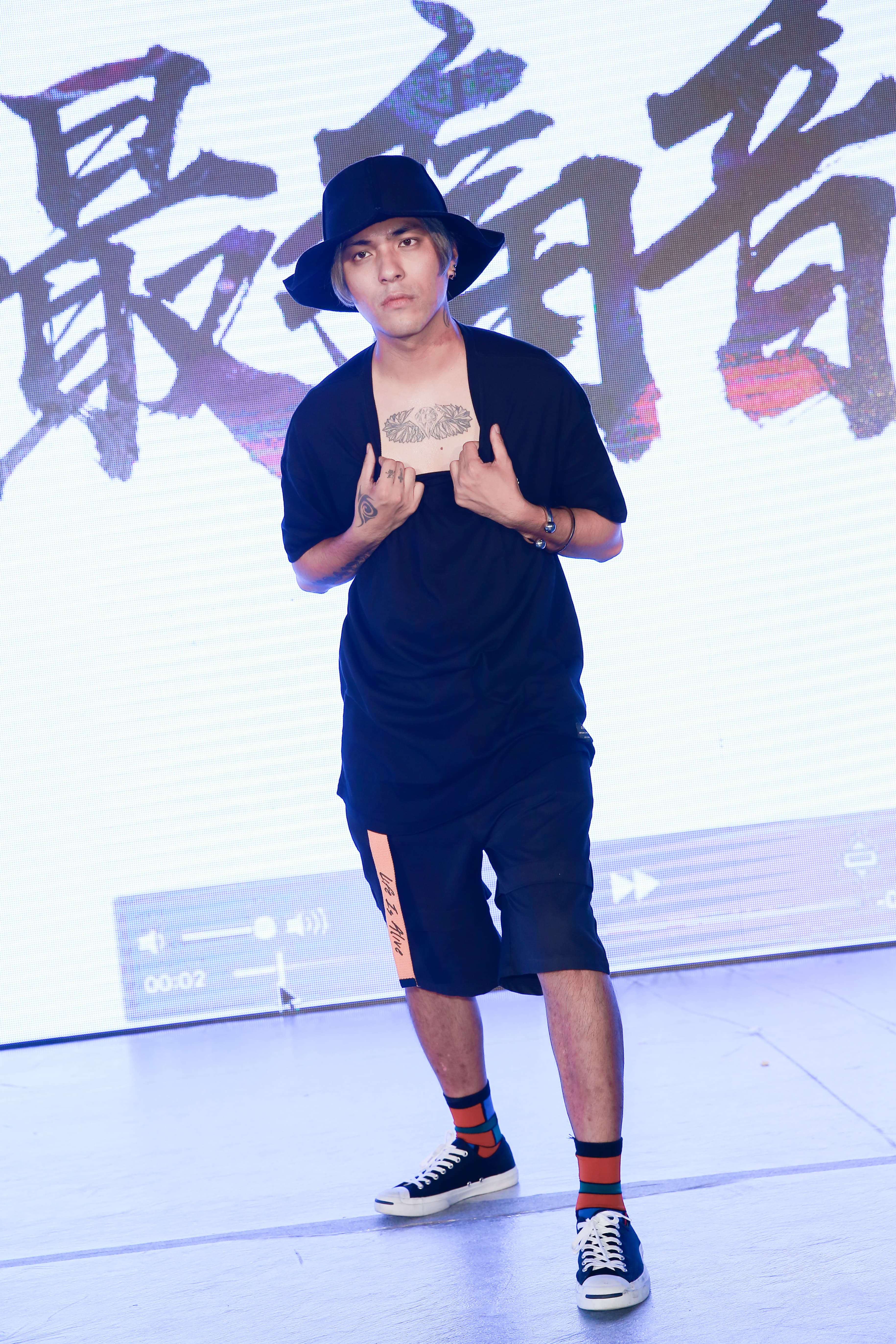 嘎嘎和女生緋聞太多,索性想轉型成同志天菜。