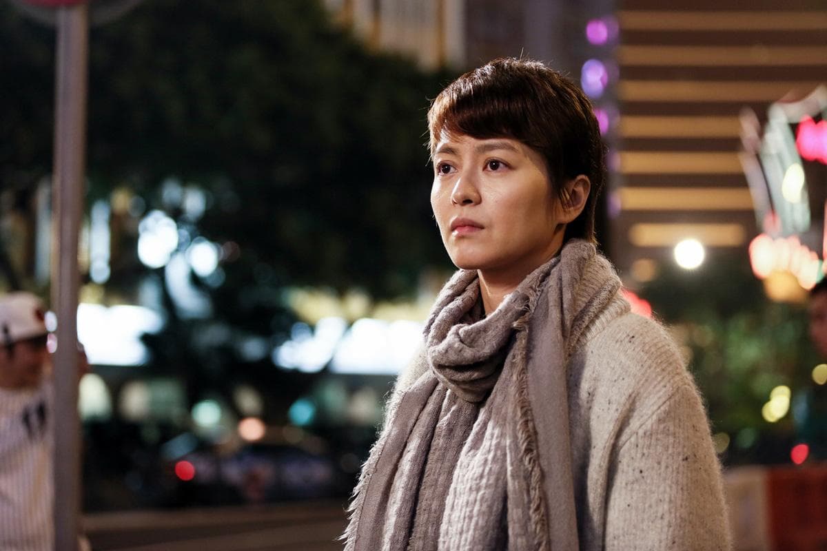 梁詠琪產後選擇《骨妹》作為復出之作,她在片中不少鏡頭都是素顏演出,且身材未完全恢復。(網路圖片)