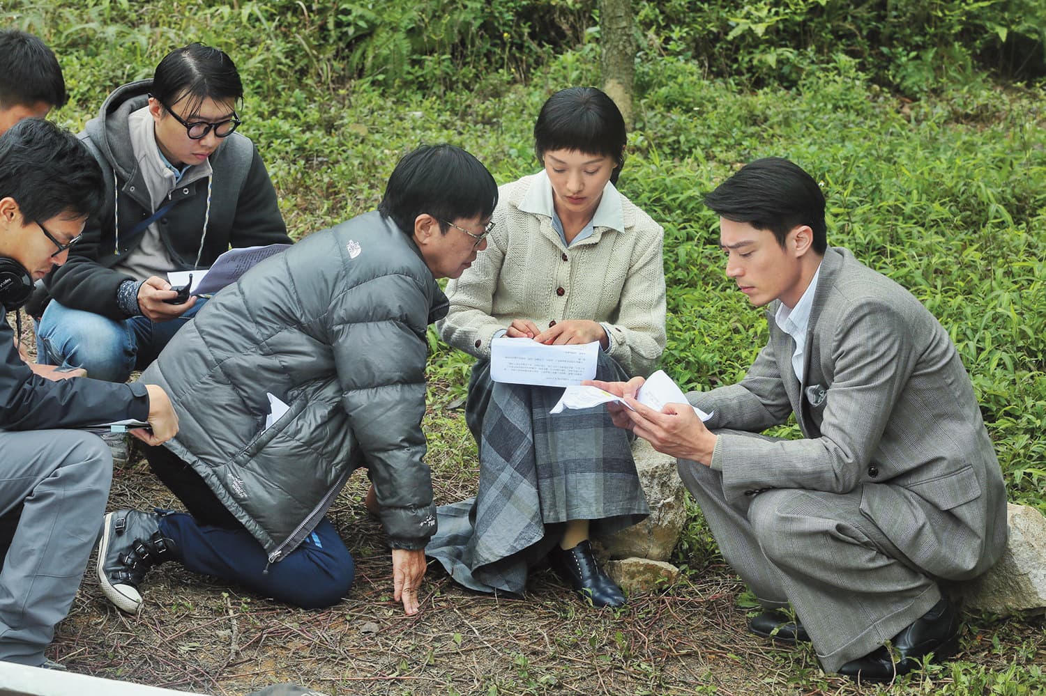 許鞍華(左起)隨興跪地和周迅、霍建華溝通劇情。(双喜電影提供)