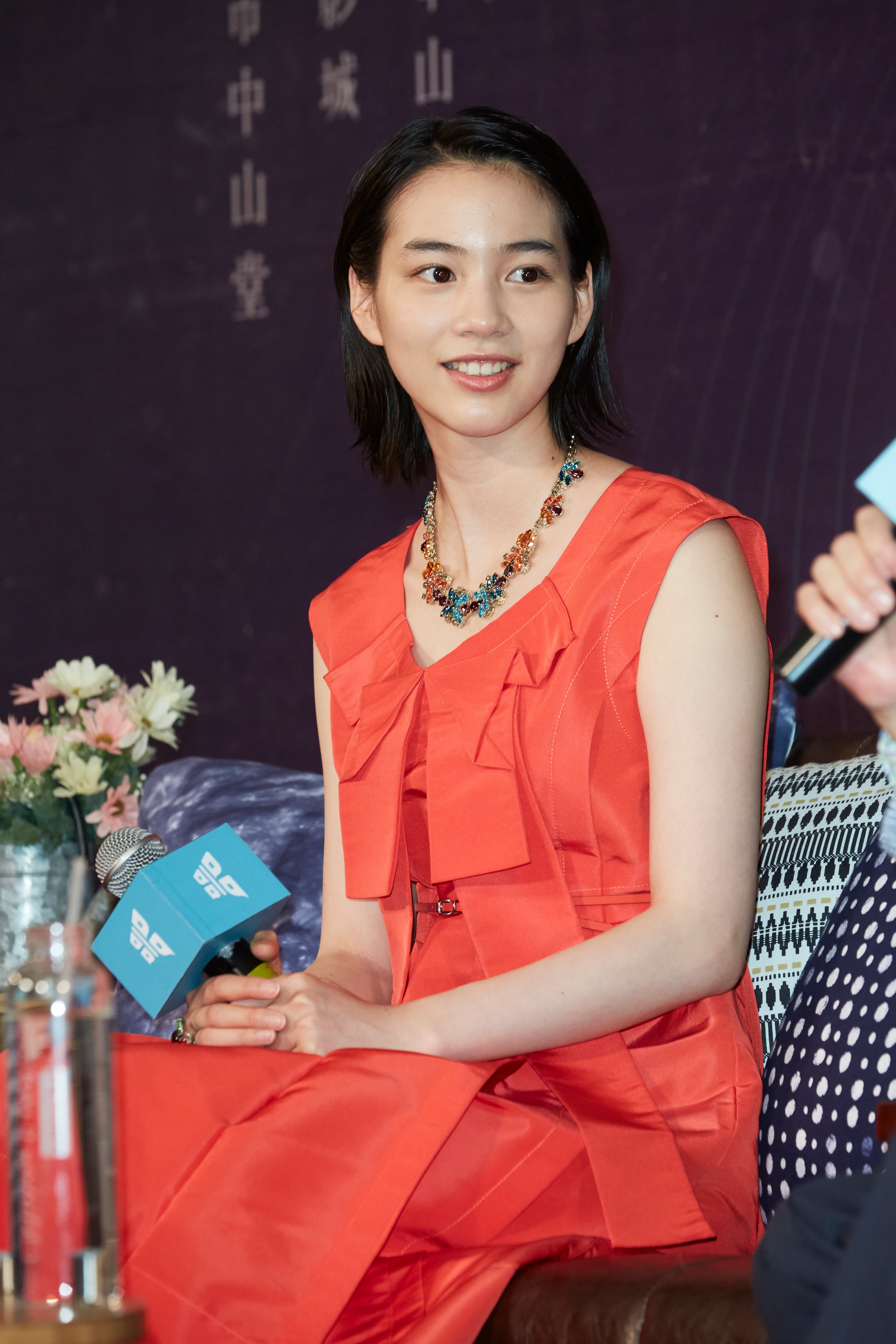 能年玲奈也因跟經紀約風波,被冷凍兩年,結束之後改名Non復出。